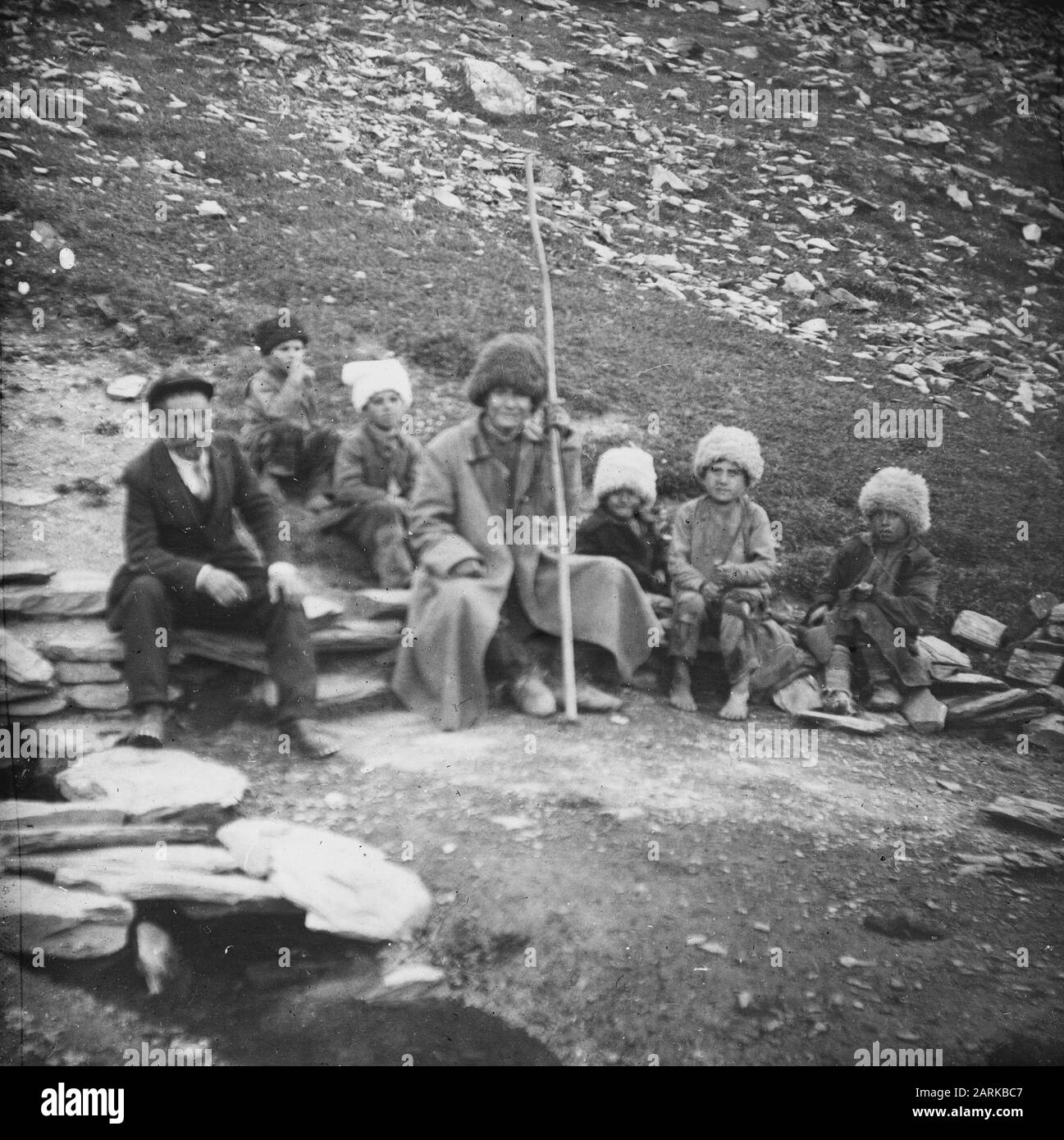 Caucaso Gruppo di bambini e un adulto Data: 1914/01/01 luogo: Caucaso, Russia Parole Chiave: Bambini Foto Stock