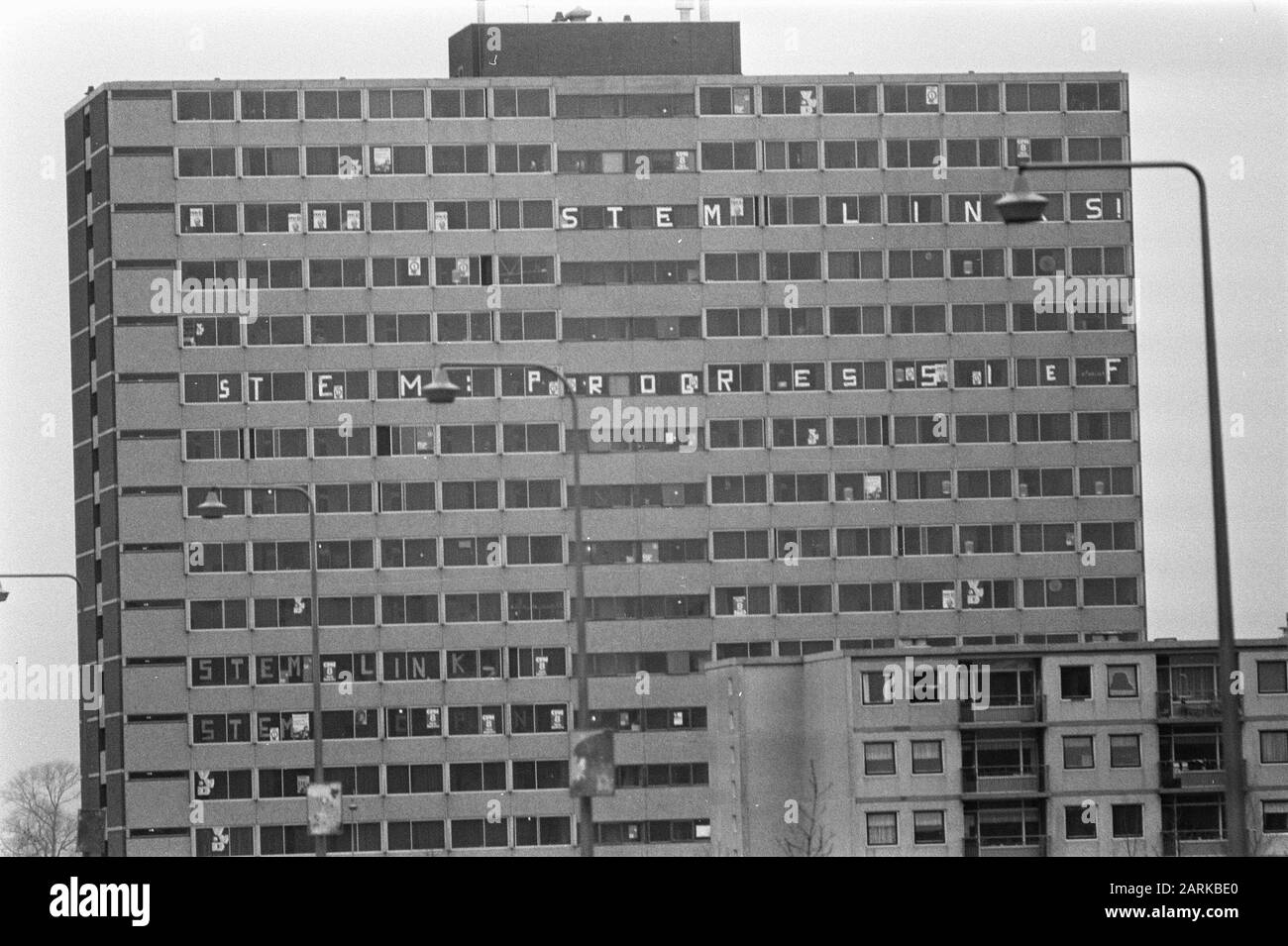 Elezione slogan voce sinistra su finestre di appartamento studente ad Amsterdam-Nord Data: 17 Novembre 1972 luogo: Amsterdam, Noord-Holland Parole Chiave: REAMEN, Appartamenti studenti, elezioni Foto Stock