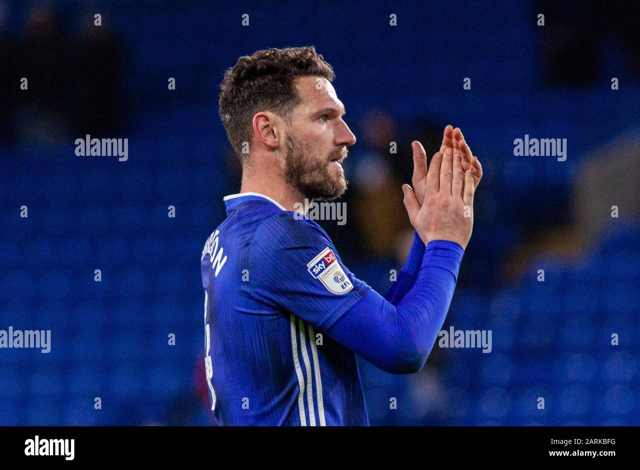 Cardiff, Regno Unito. 28th Gen 2020. Sean Morrison di Cardiff City applaude i fan a tempo pieno EFL Skybet Championship match, Cardiff City contro West Bromwich Albion al Cardiff City Stadium martedì 28th gennaio 2020. Questa immagine può essere utilizzata solo per scopi editoriali. Solo uso editoriale, licenza richiesta per uso commerciale. Nessun utilizzo nelle scommesse, nei giochi o nelle singole pubblicazioni club/campionato/giocatore. PIC by Lewis Mitchell/Andrew Orchard sports photography/Alamy Live News Credit: Andrew Orchard sports photography/Alamy Live News Foto Stock