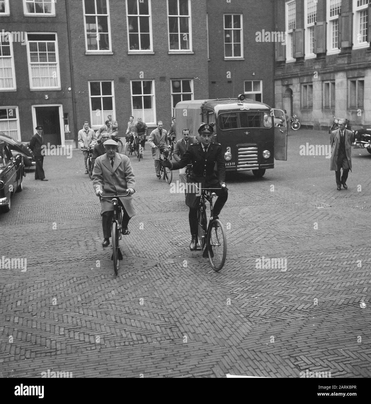 Ciclismo stampa conferenze su Leidsestraatroute per ciclisti Data: 3 ottobre 1960 Località: Amsterdam, Noord-Holland Parole Chiave: Regali, ciclisti Foto Stock