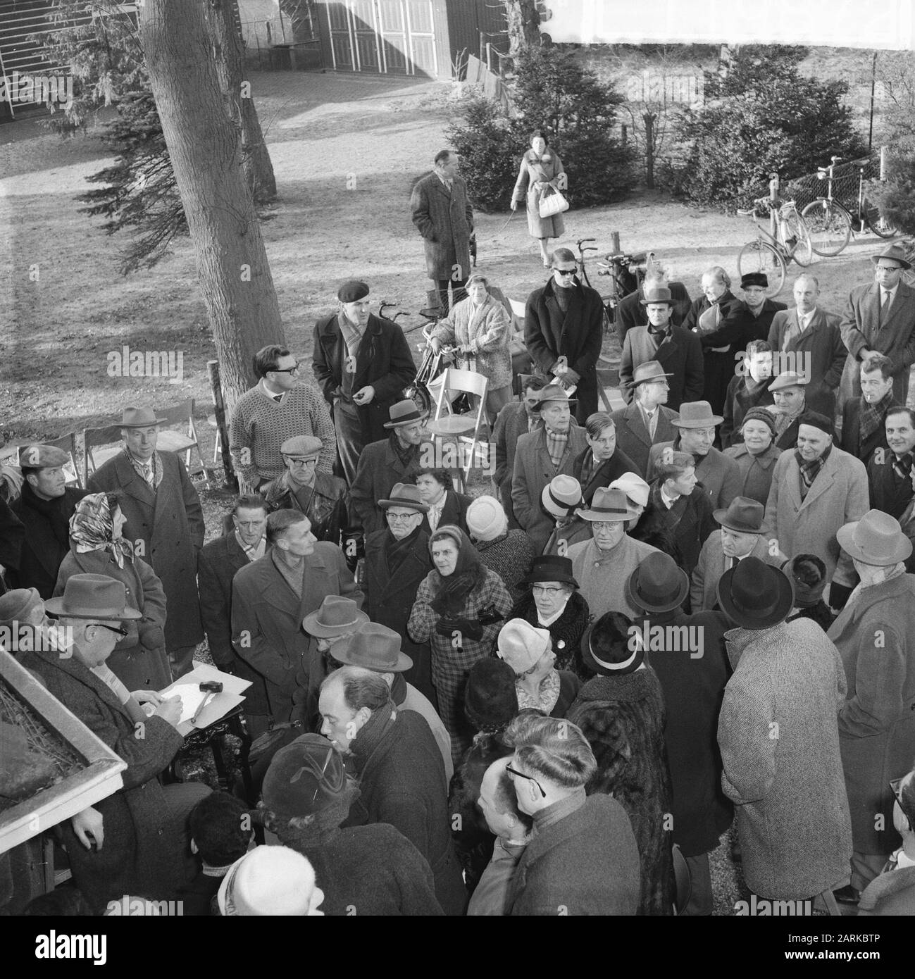 Asta dei contenuti di Jolle Jansma in Bussum panoramica dell'asta nel giardino sinistra asta Hermes Data: 17 gennaio 1961 Località: Bussum Parole Chiave: Panoramiche, giardini, aste, aste, auctioneers Nome personale: Hermes, Jolle Jansma Foto Stock