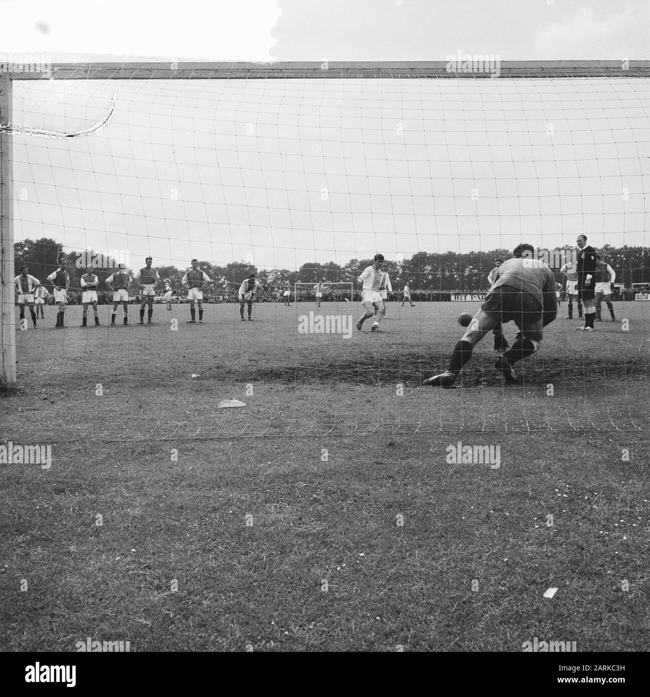HVC contro Volewijckers. Calcio, calcio di punizione britannico inizio: 10 giugno 1961 Parole Chiave: Sport, calcio di punizione, calcio Nome dell'istituto: Volewijckers Foto Stock
