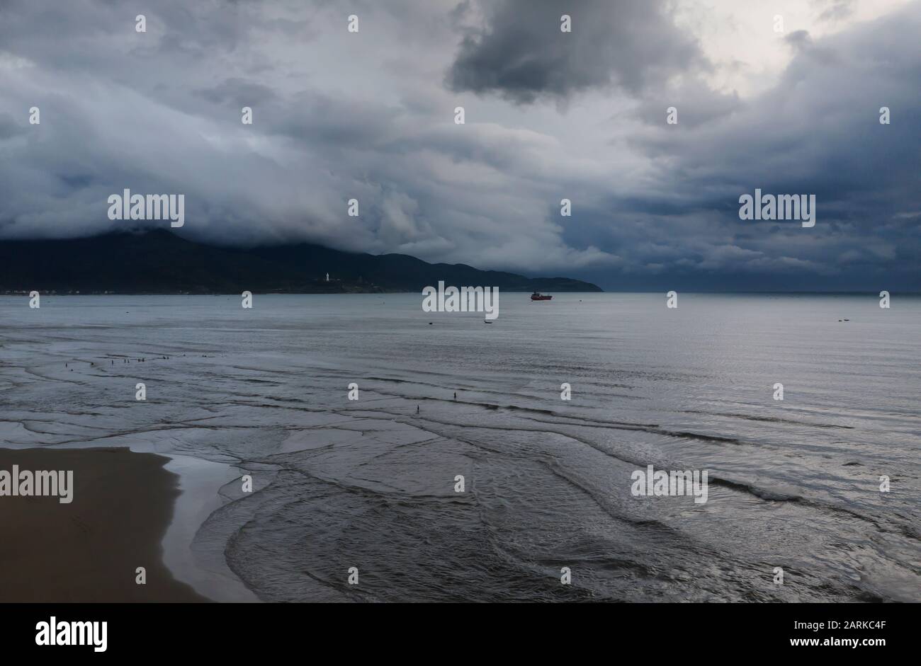 Foto aerea di da Nang Beach in Vietnam, una popolare destinazione turistica con importanza storica a causa di intensi combattimenti durante la guerra del Vietnam Foto Stock