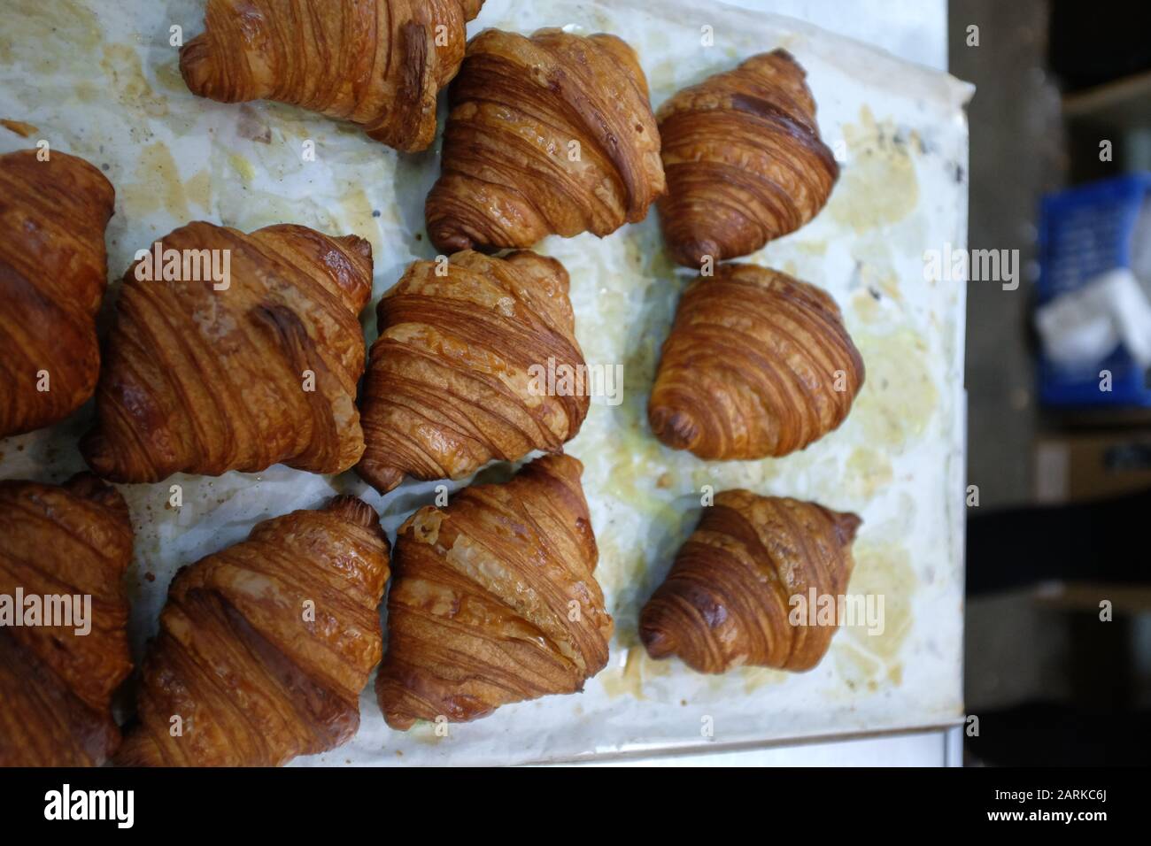 Latte, Chai latte, croissant e hamburger in un ristorante Foto Stock