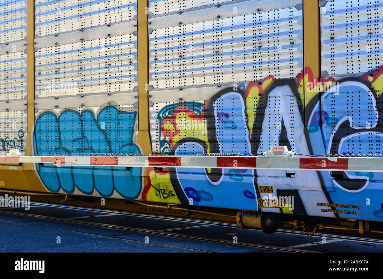 Primo piano di graffiti sulla macchina ferroviaria che trasporta nuovi veicoli dal Messico a Nogales, Arizona, Stati Uniti Foto Stock