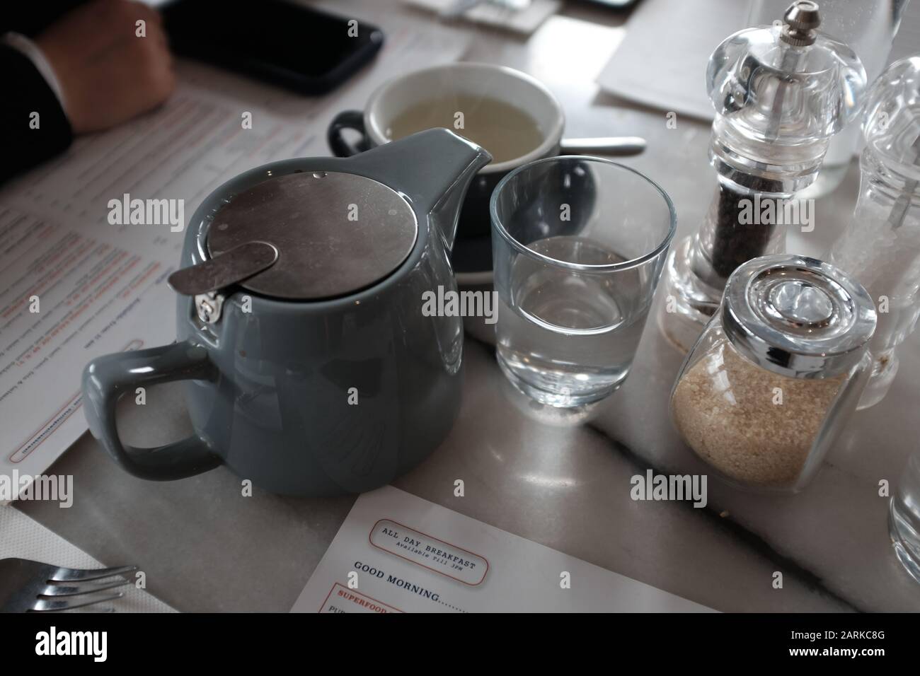 Latte, Chai latte, croissant e hamburger in un ristorante Foto Stock