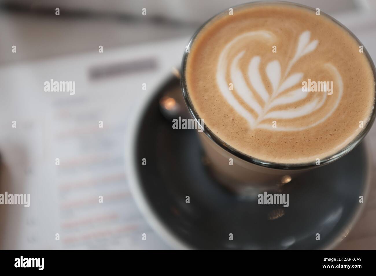 Latte, Chai latte, croissant e hamburger in un ristorante Foto Stock