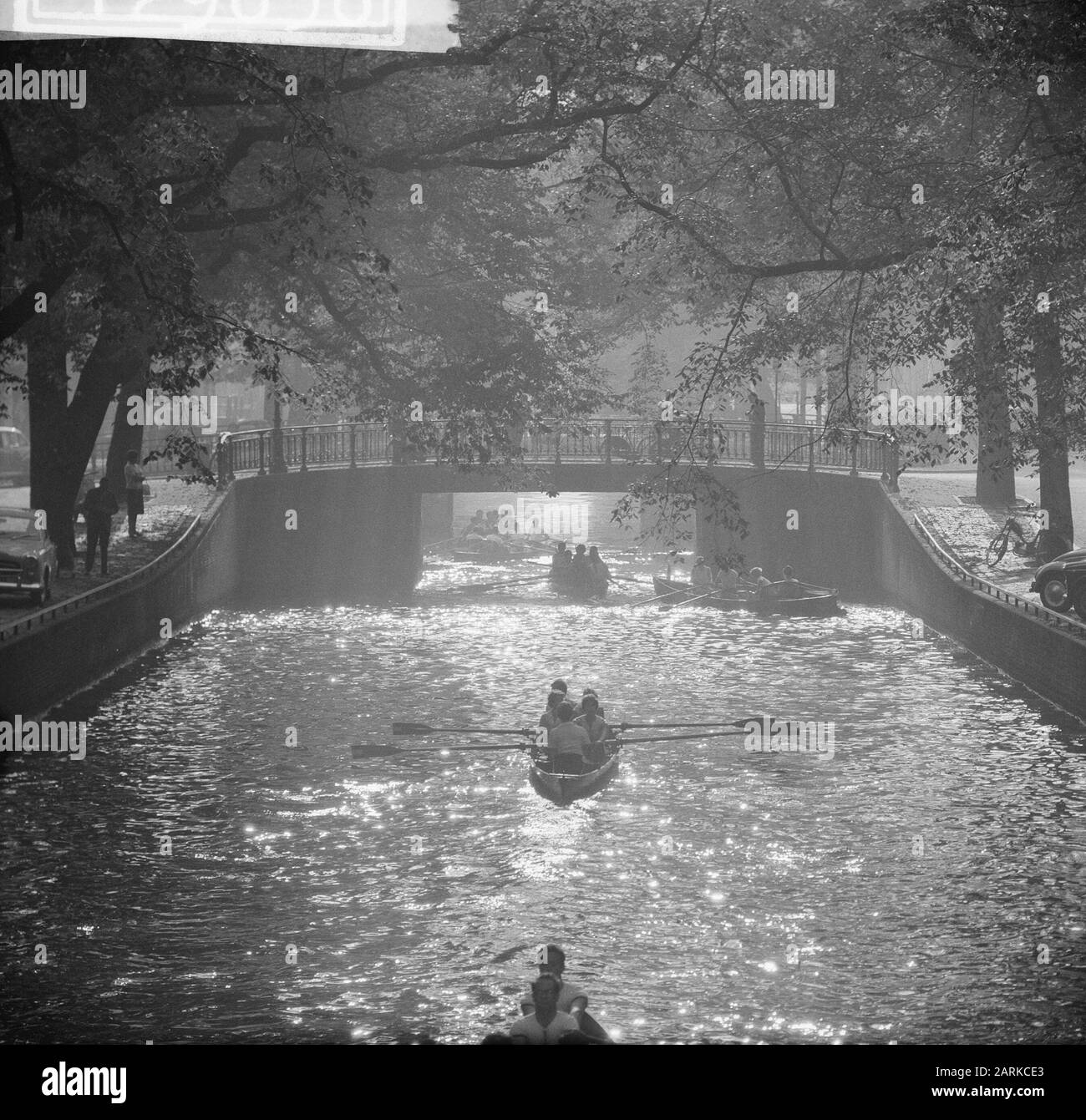 Tour dei canali attraverso Amsterdam. Beerlicht op de Leidsegracht Data: 24 settembre 1961 luogo: Amsterdam, Noord-Holland Parole Chiave: Canali, tour Foto Stock