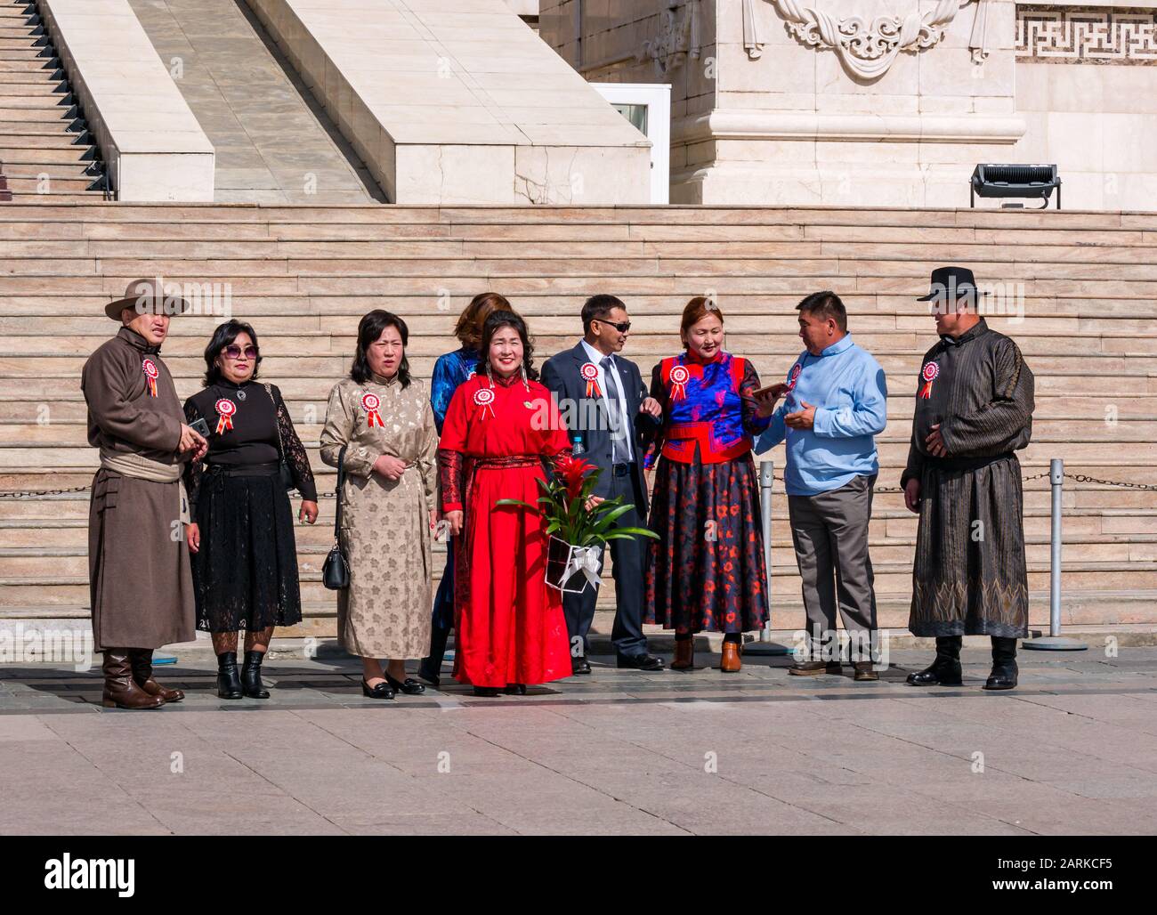 Persone in abito tradizionale e formale, Piazza Sükhbaatar, Ulaanbaatar, Mongolia Foto Stock