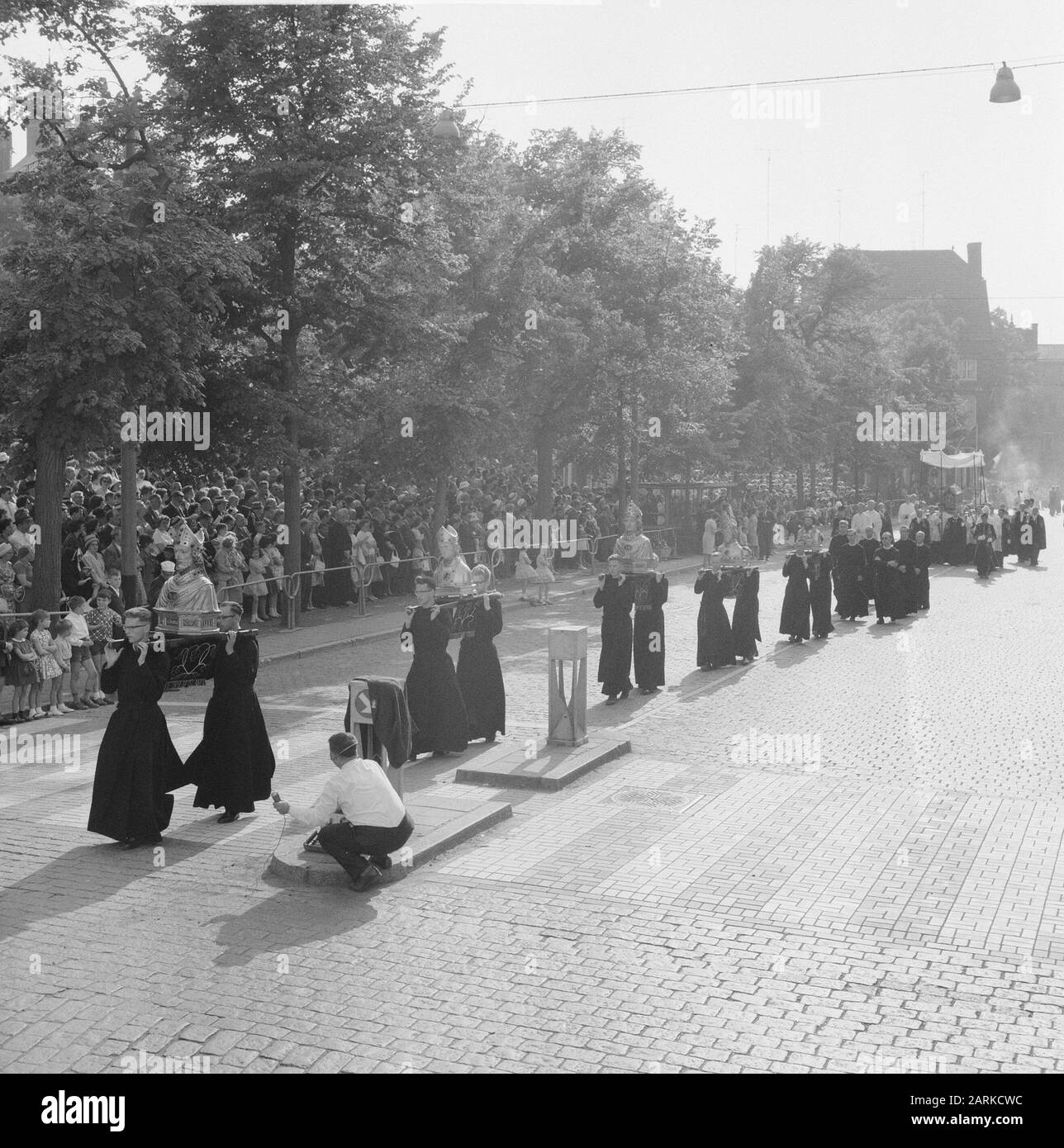 Santuario di Maastricht. Procesion Data: 8 luglio 1962 luogo: Maastricht Parole Chiave: Pellegrinaggi, processioni, religioni, Cattolici Romani Nome personale: Santuario, Servaas Foto Stock