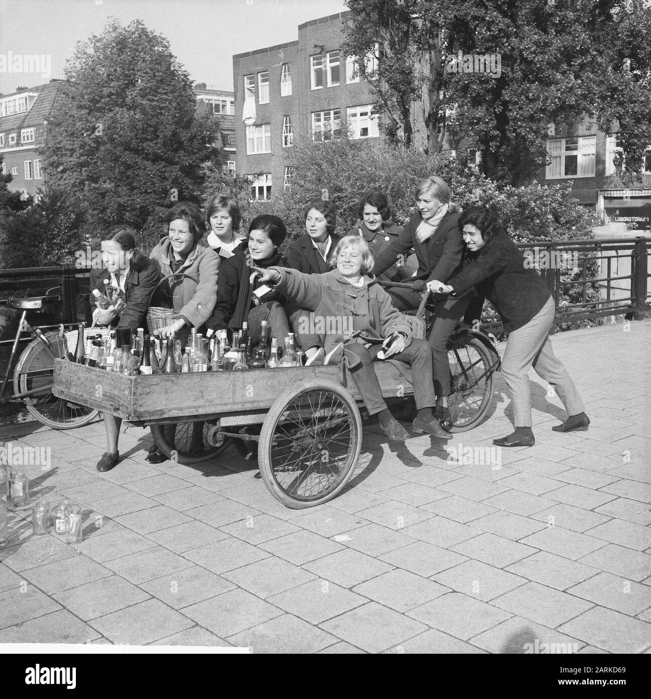 Bottiglie per una nuova casa, studenti a caccia di bottiglie Data: 20 settembre 1962 Parole Chiave: Botles, HUNTENDS Foto Stock
