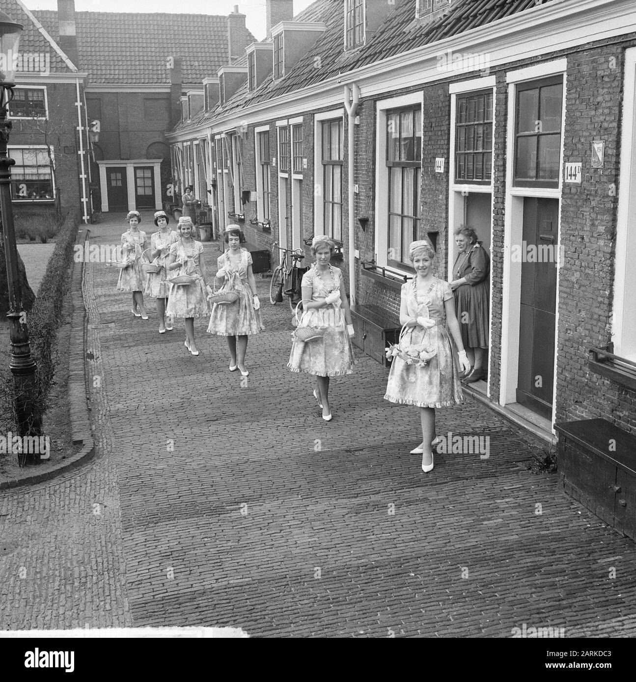 Haarlem fiore ragazze in nuovo vestito, il loro nuovo Boussac cotone abiti. Alcune ragazze al Proveniershofje in Haarlem Data: 18 marzo 1963 Località: Haarlem Parole Chiave: Flower GIRLS Foto Stock