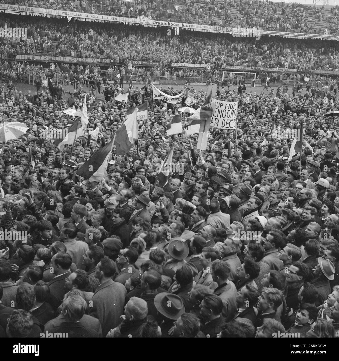 Feyenoord contro ADO 1-1, sostenitori Feyenoord festeggia il campionato Data: 13 maggio 1962 Località: Rotterdam, Sud-Olanda Parole Chiave: Pubblico, sport, calcio Nome istituzione: Feyenoord Foto Stock