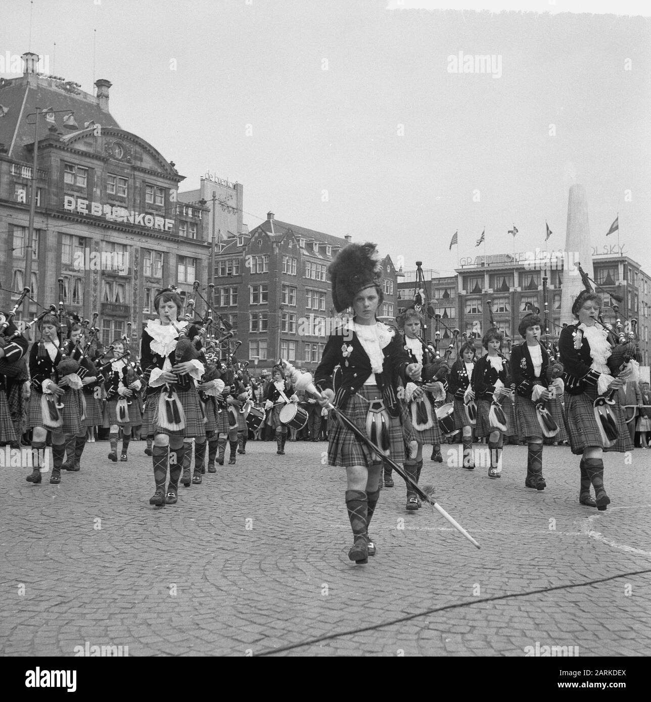 Ospiti scozzesi in Piazza Dam. Concerto By The Wieks Girl Pipeband From Scotland Data: 24 Giugno 1963 Località: Great Britain, Scotland Parole Chiave: Concerti Istituto Nome: Wieks Girl Pipeband Foto Stock