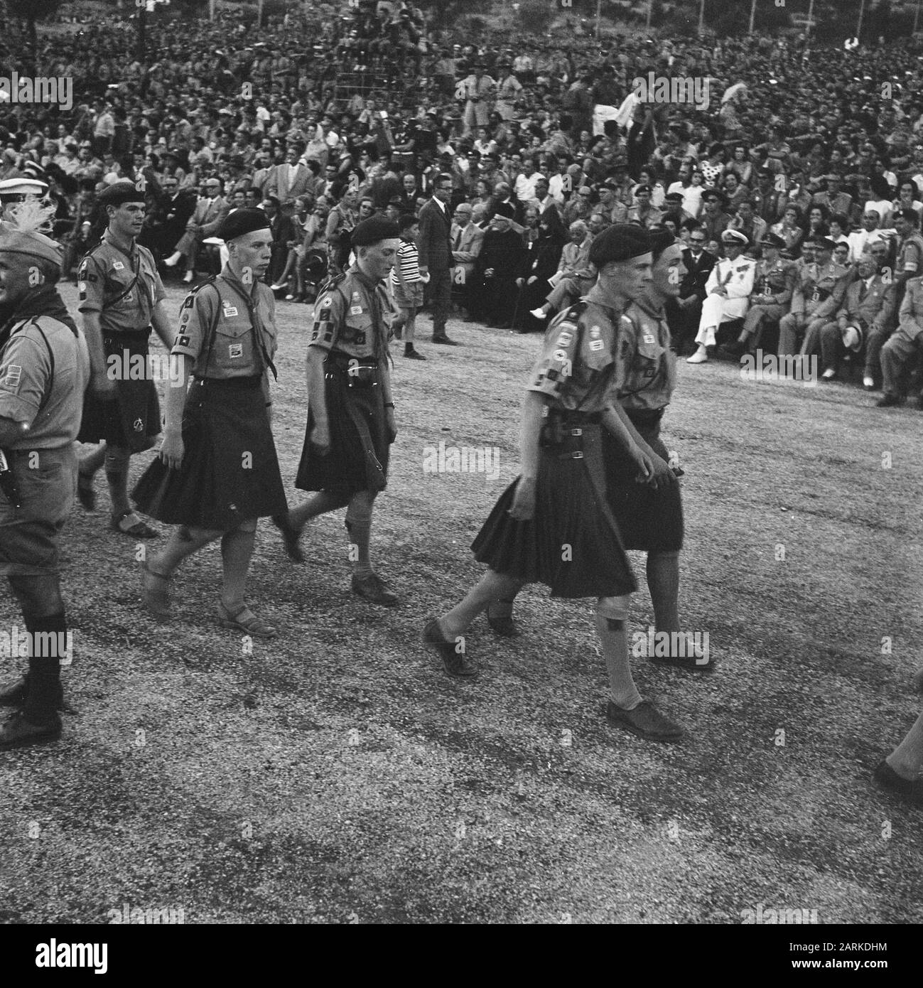 Jamboree 1963 Alla Marathon Grecia. Scouts entrata sul campo per l'apertura Data: 12 agosto 1963 Località: Grecia Parole Chiave: Aperture, Boy Scouts Nome dell'istituto: Jamboree Foto Stock