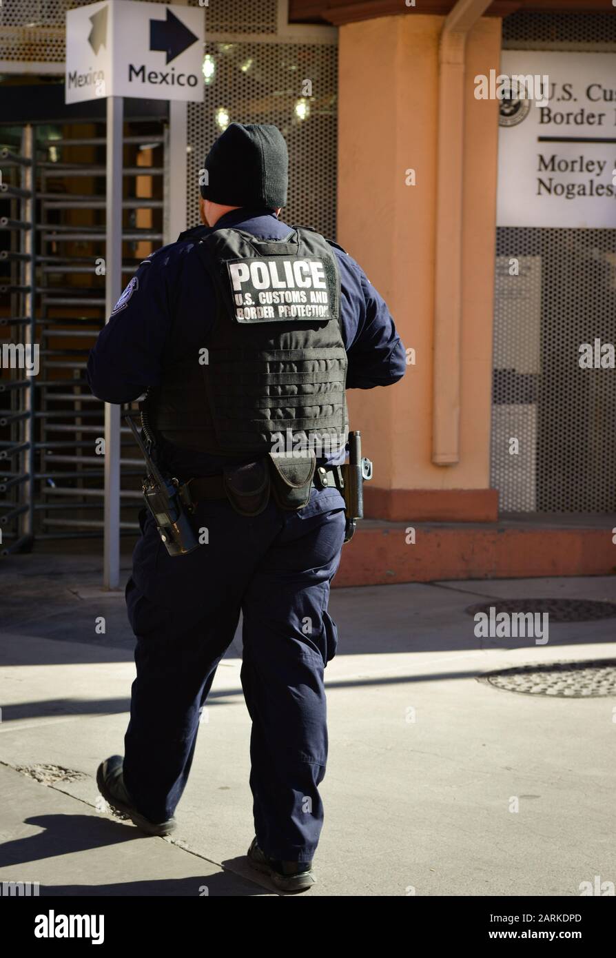 Vista posteriore di un poliziotto statunitense di protezione delle frontiere e delle dogane al Confine con il Messico al porto di ingresso di Morley Gate a Nogales, Arizona, Stati Uniti Foto Stock