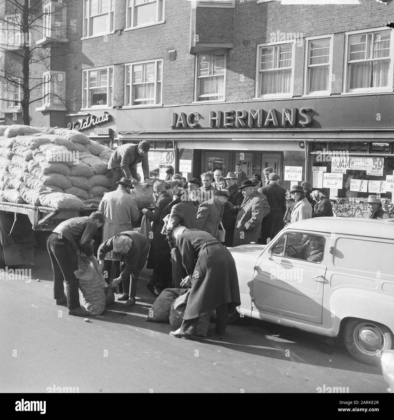 Zeeland bintjes, discount offer Data: 7 marzo 1964 Parole Chiave: Offerte Foto Stock