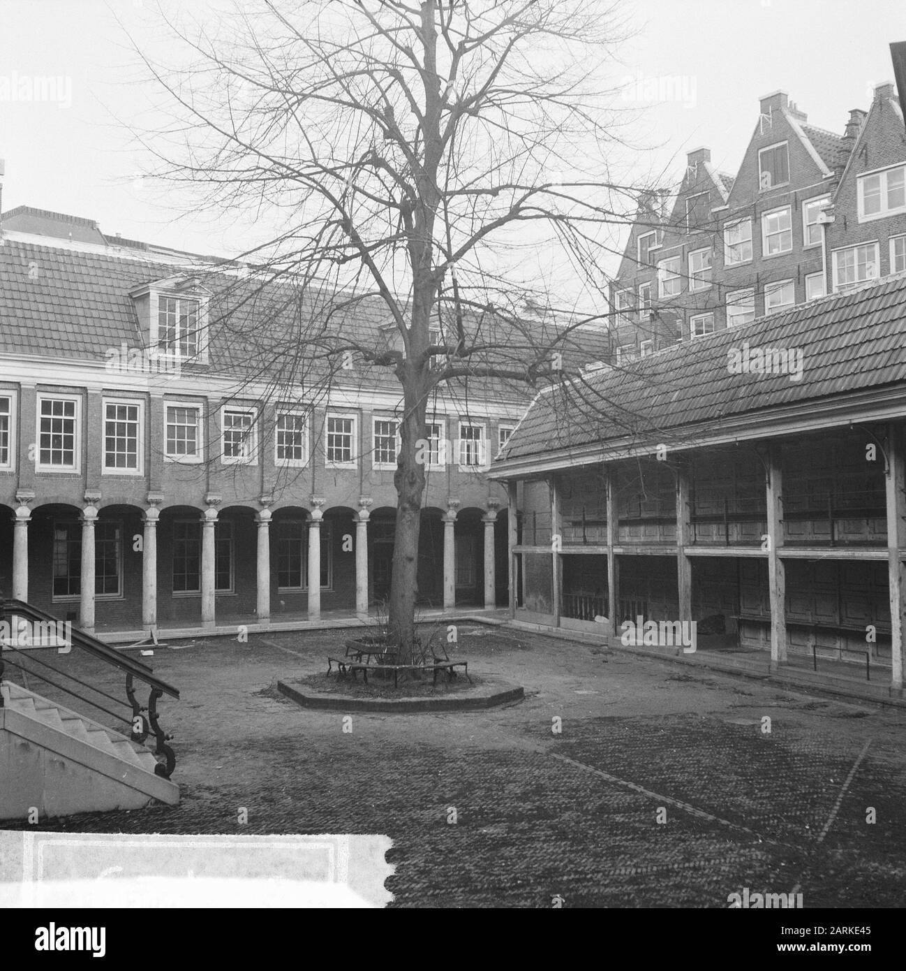 L'ex orfanotrofio civile di Amsterdam è in fase di restauro la piazza interna Data: 5 marzo 1964 Località: Amsterdam, Noord-Holland Parole Chiave: Orfanotrofi Nome dell'istituzione: Burgerweeshuis Foto Stock