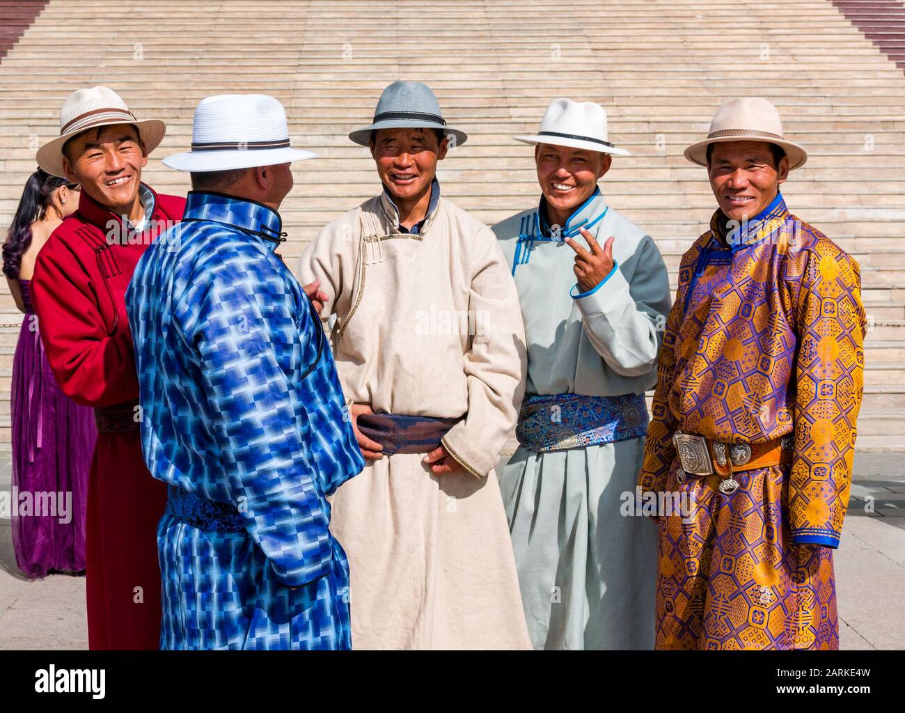 Gli ospiti delle feste di matrimonio con uomini in abito tradizionale, Piazza Sükhbaatar, Ulaanbaatar, Mongolia Foto Stock