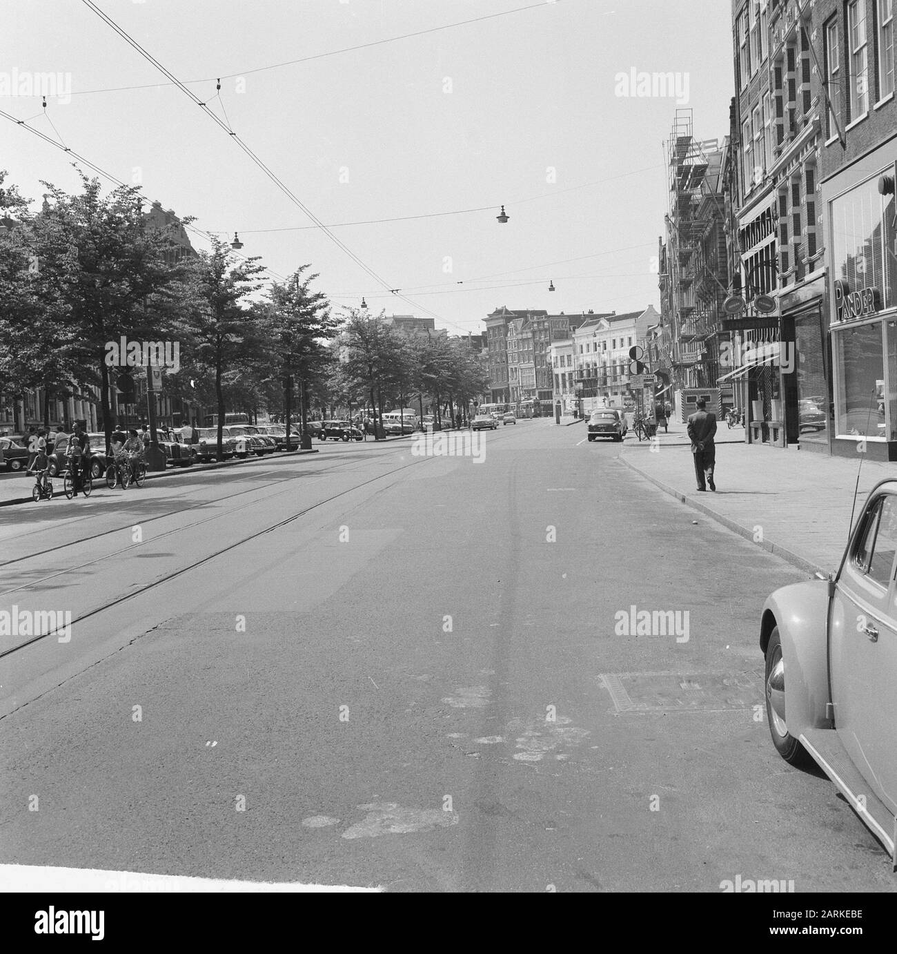 Capitale voli per il calore, il Damrak Domenica mattina completamente estinto Data: 31 maggio 1964 Località: Amsterdam, Noord-Holland Foto Stock