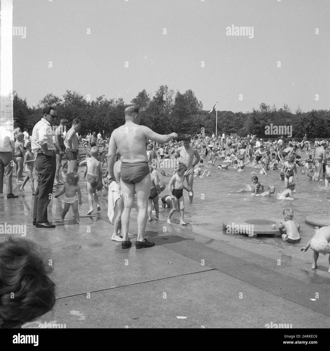 Capitale cittadini in fuga per il calore, folle nella foresta di Amsterdam Data: 31 maggio 1964 Foto Stock