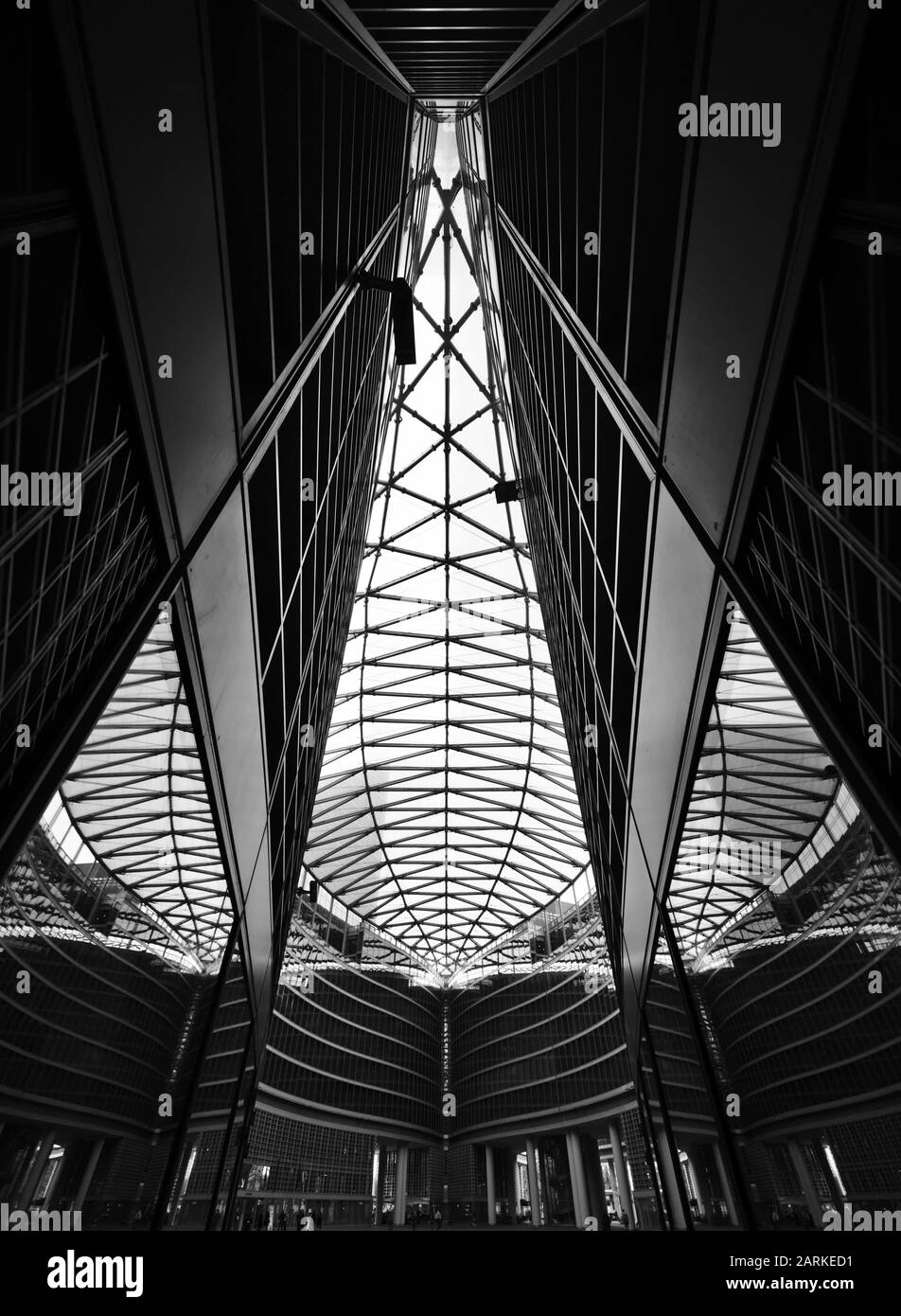 Geometria architettonica tra i grattacieli e la copertura del tetto in Piazza della Regione disegnata dall'arco. Pei, Milano, Italia Foto Stock