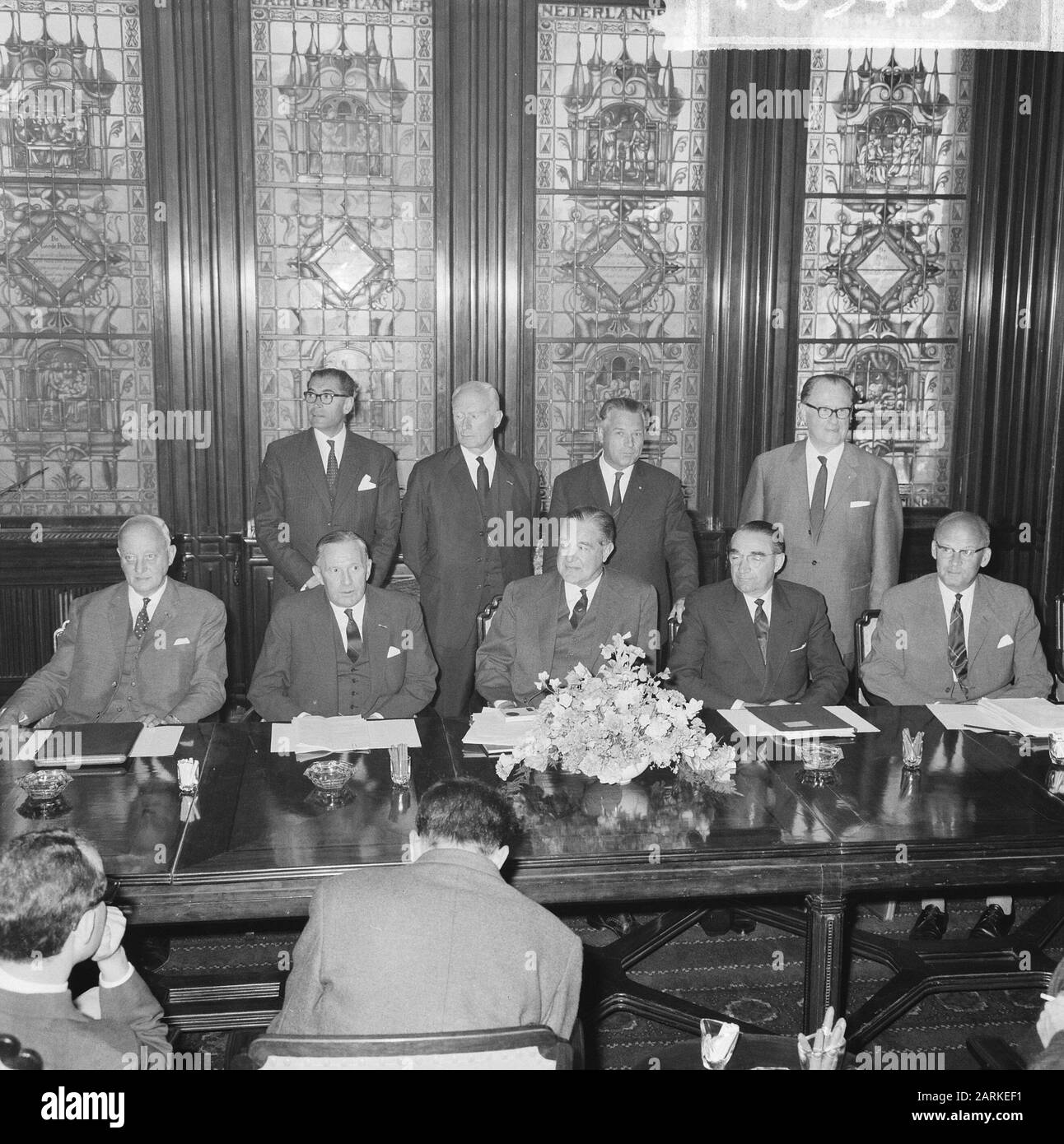 Nell'incontro di gestione di NHM di costruzione della banca di Twense e di NHM, panoramica Data: 17 giugno 1964 Parole Chiave: Indici, edifici, panoramiche Nome dell'istituzione: Twentsche Bank Foto Stock