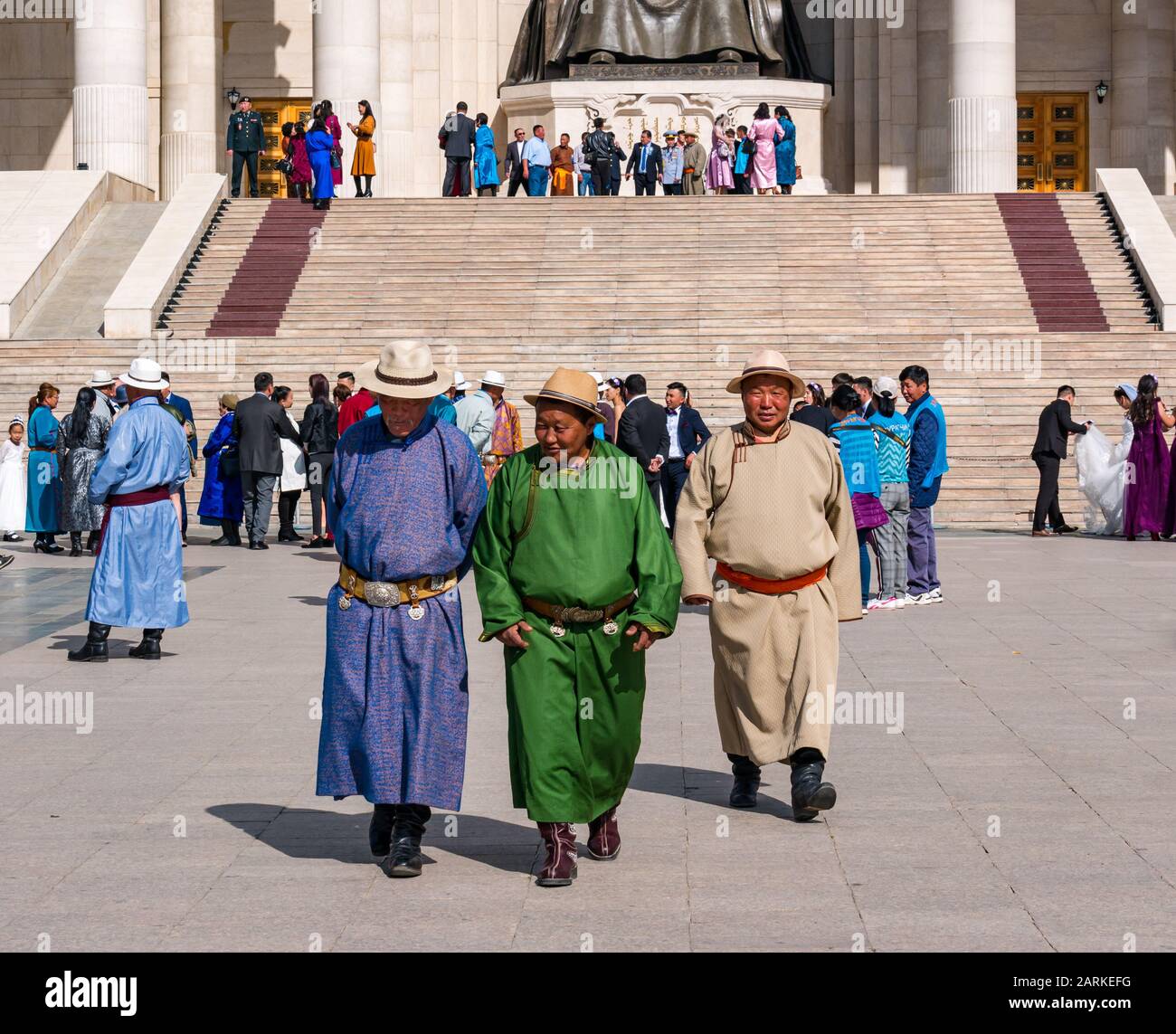 Festa di nozze con uomini mongoli in abito tradizionale, Sükhbaatar Square, Ulaanbaatar, Mongolia Foto Stock