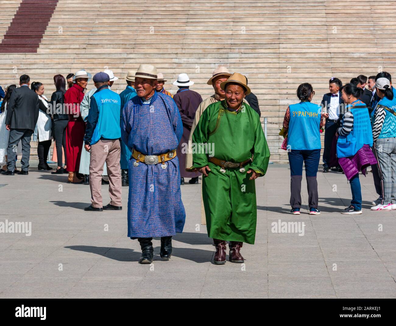 Festa di nozze con uomini mongoli in abito tradizionale, Sükhbaatar Square, Ulaanbaatar, Mongolia Foto Stock
