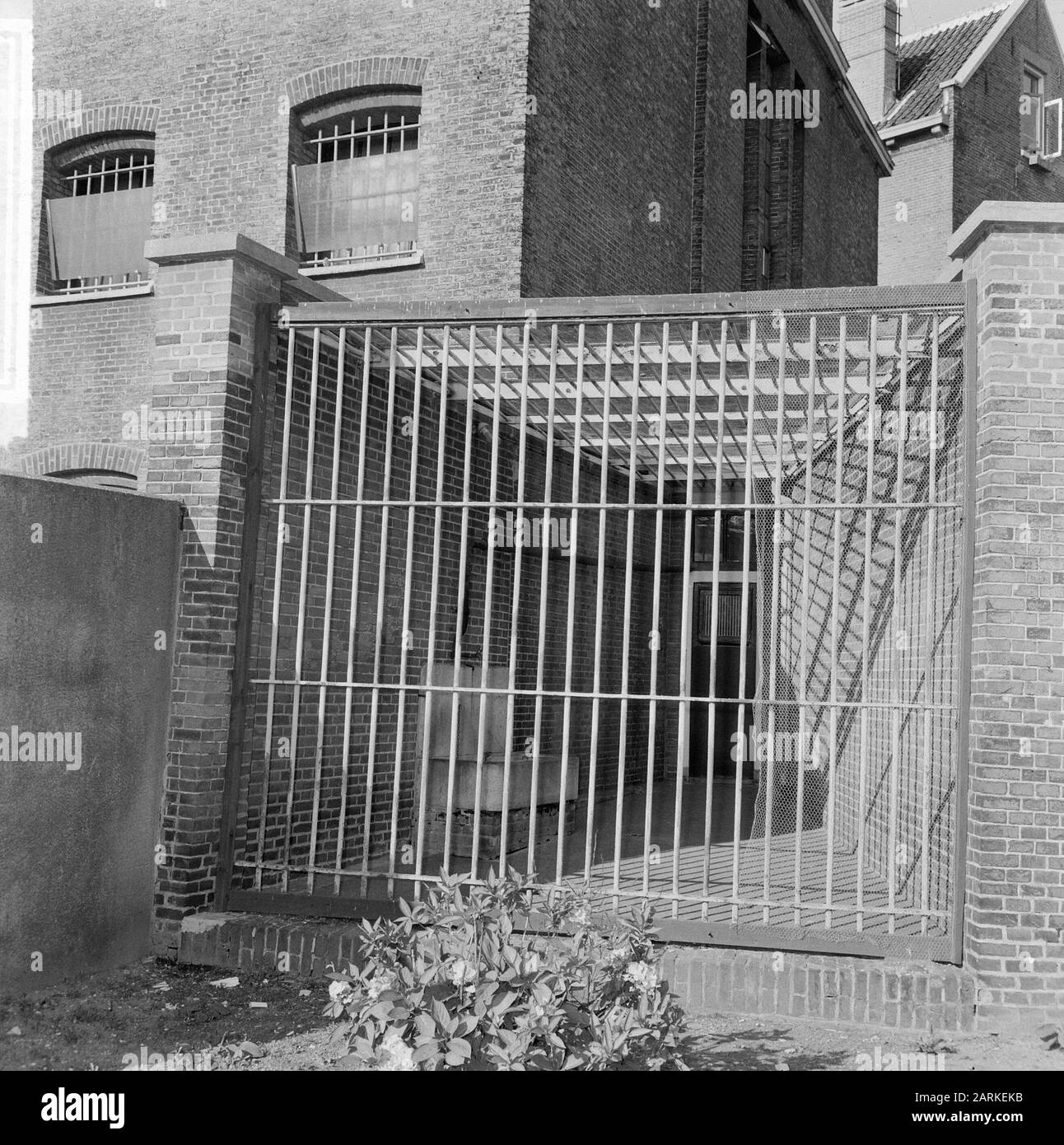 Carcere Klein Gartmanplantsoen Weteringschans interno reportage. Una delle cosiddette aircage, dove i detenuti possono Air separatamente Data: 1 settembre 1964 luogo: Amsterdam, Noord-Holland Parole Chiave: Prigioni, interni Nome personale: Klein Gartmanplantsoen Weteringschans Foto Stock Carcere Klein Gartmanplantsoen Weteringschans interno reportage. Una delle cosiddette aircage, dove i detenuti possono Air separatamente Data: 1 settembre 1964 luogo: Amsterdam, Noord-Holland Parole Chiave: Prigioni, interni Nome personale: Klein Gartmanplantsoen Weteringschans Foto Stock