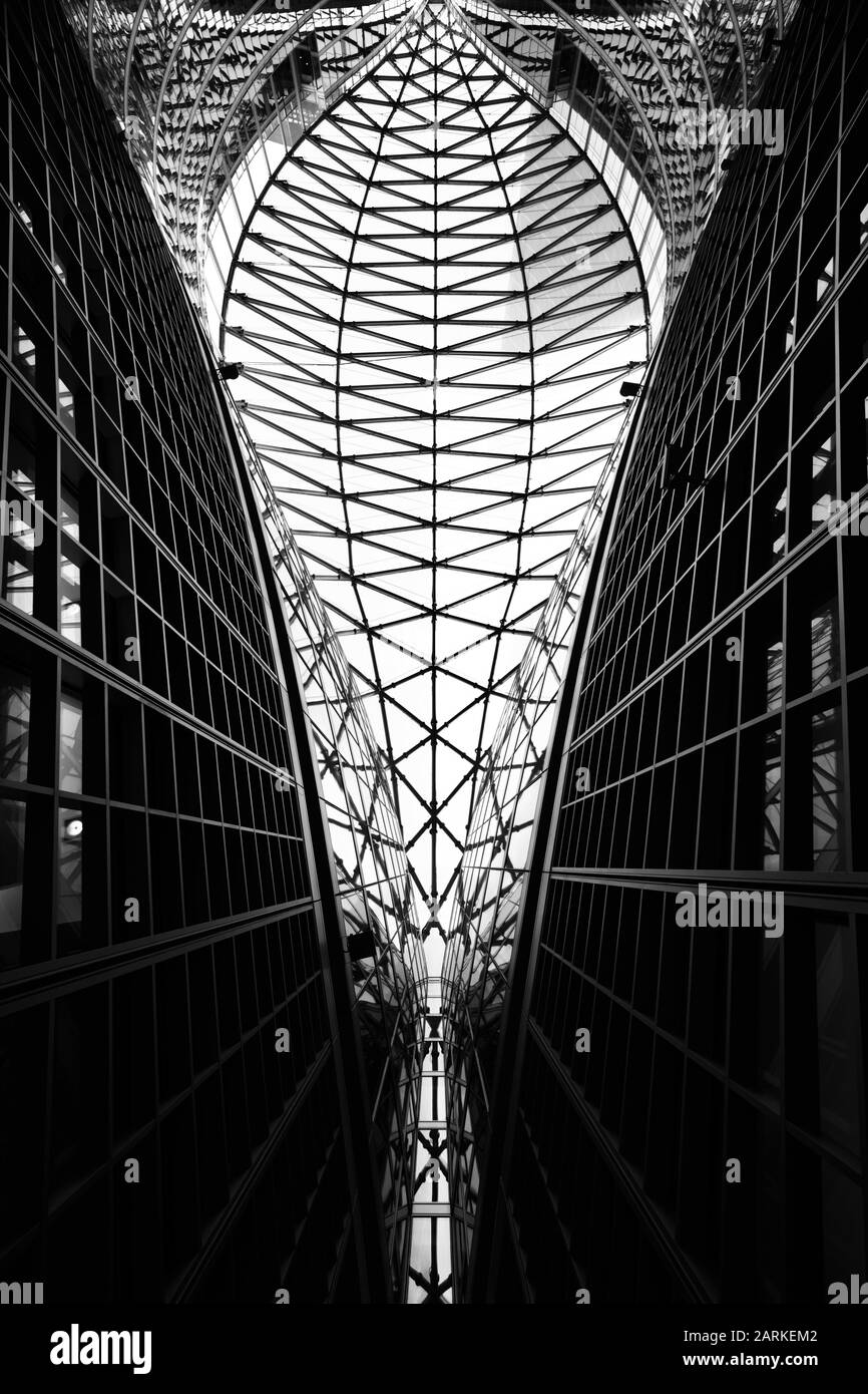 Geometria architettonica tra i grattacieli e la copertura del tetto in Piazza della Regione disegnata dall'arco. Pei, Milano, Italia Foto Stock