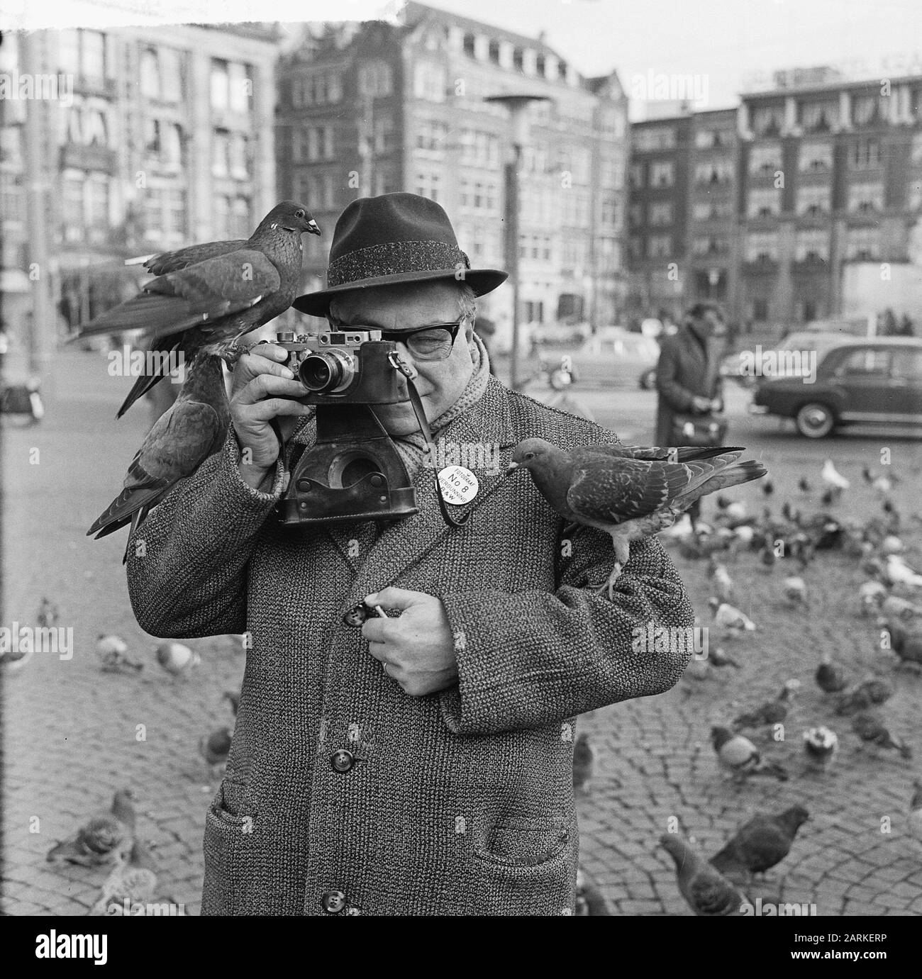 Fotografia di strada Dettmer che ha scattato una foto di rapina Heiligeweg, fotografo Dettmer op de Dam Data: 5 ottobre 1964 Parole Chiave: Fotografi Nome personale: Dettmer Foto Stock