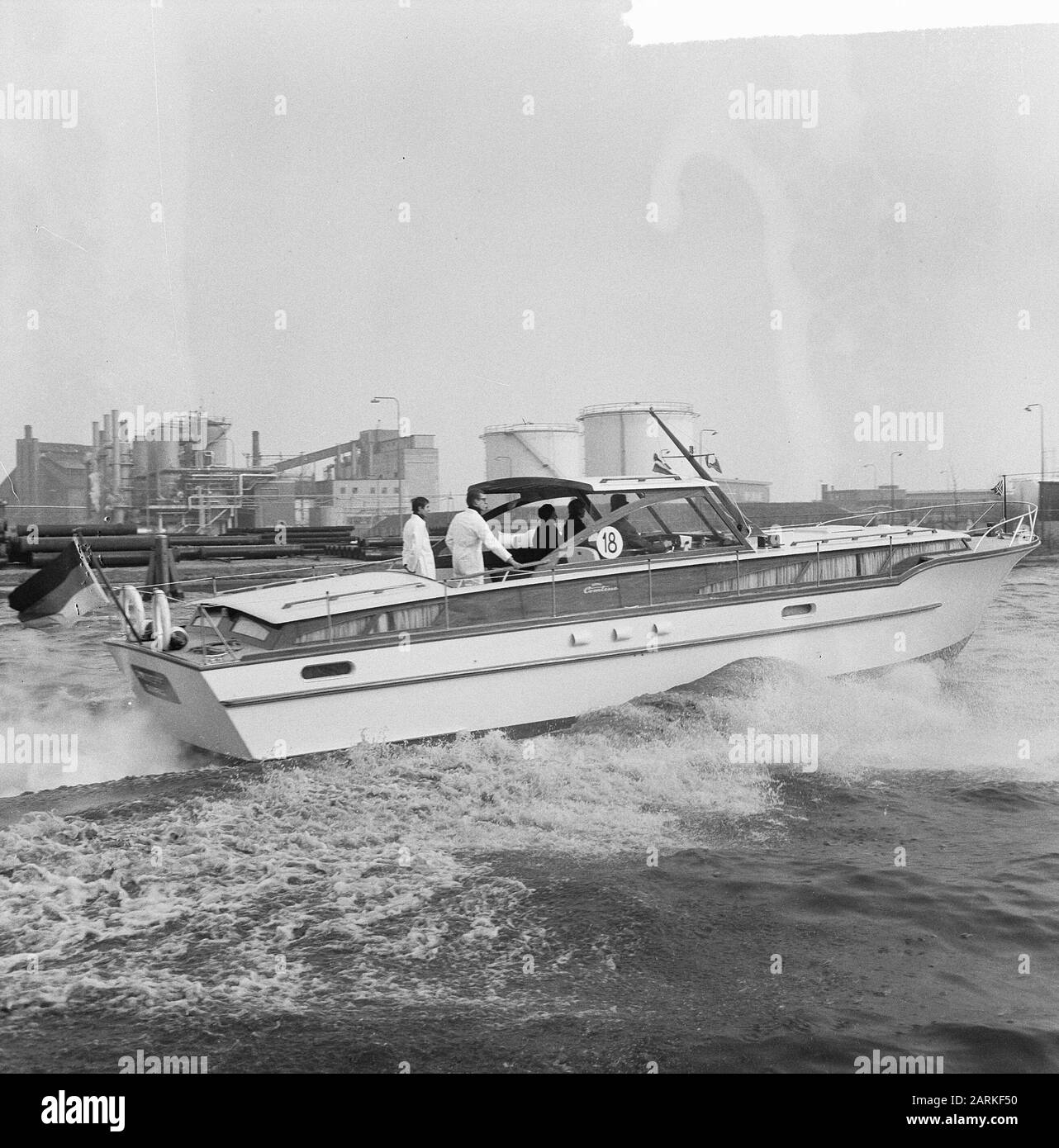 Mostra Hiswa in RAI, la barca a cuscino d'aria in poliestere Data: 4 marzo 1965 Parole Chiave: Barche, mostre Nome dell'istituto: HISWA Foto Stock