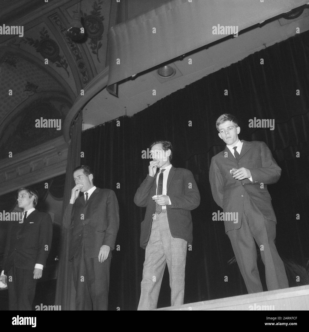 « manifestazione Fluxus (Concerto per panini sottomarini) nel Kurhaus Scheveningen (Paesi Bassi), 13 novembre 1964; » Foto Stock