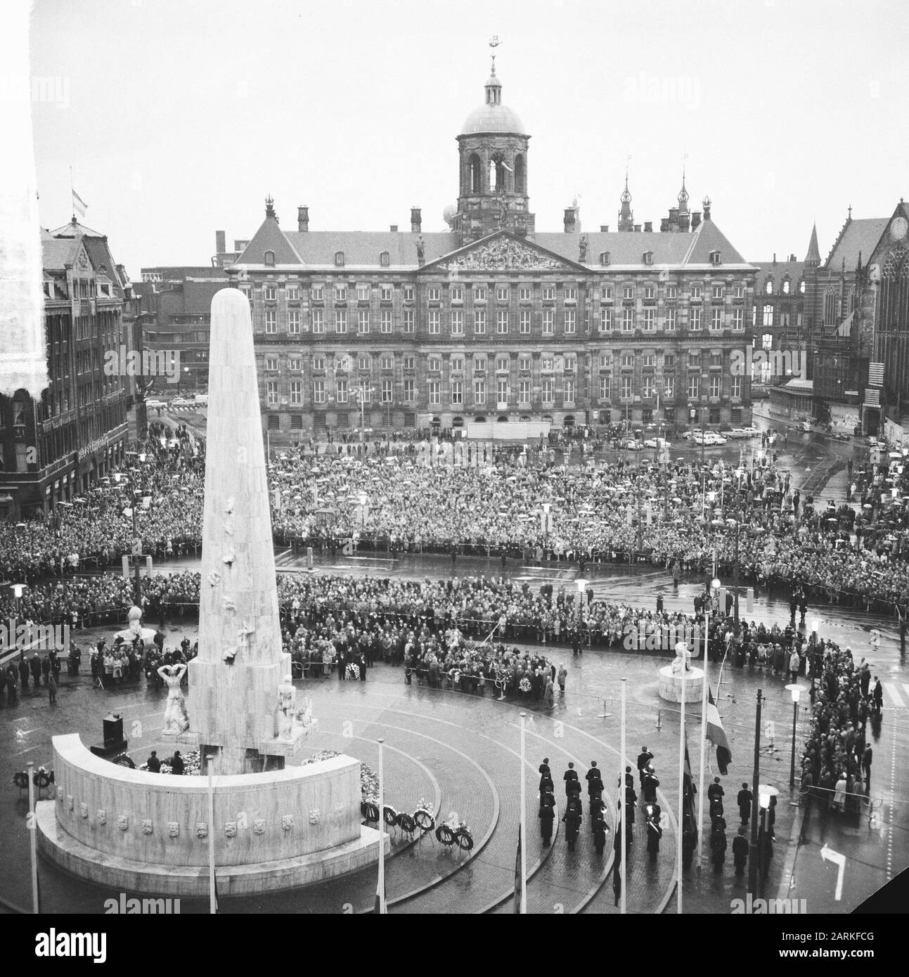 Commemorazione dei morti, due minuti di silenzio sulla diga di Amsterdam Data: 4 maggio 1965 luogo: Amsterdam, Noord-Holland Parole Chiave: Commemorazioni Foto Stock