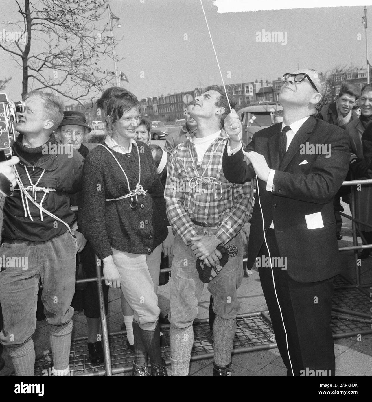 Kamp Houtrust 1965 aperto da alderman mr. M. Vrolijk van Den Haag, in apertura Data: 9 aprile 1965 Località: L'Aia, Zuid-Holland Parole Chiave: Aperture, aldermen Nome personale: Vrolijk, Maarten Foto Stock