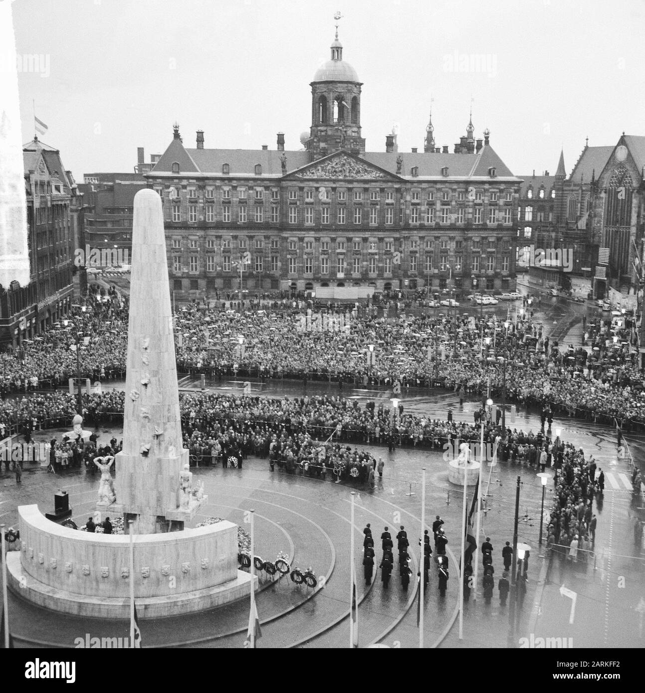 Commemorazione dei morti, due minuti di silenzio sulla diga di Amsterdam Data: 4 maggio 1965 luogo: Amsterdam, Noord-Holland Parole Chiave: Commemorazioni Foto Stock