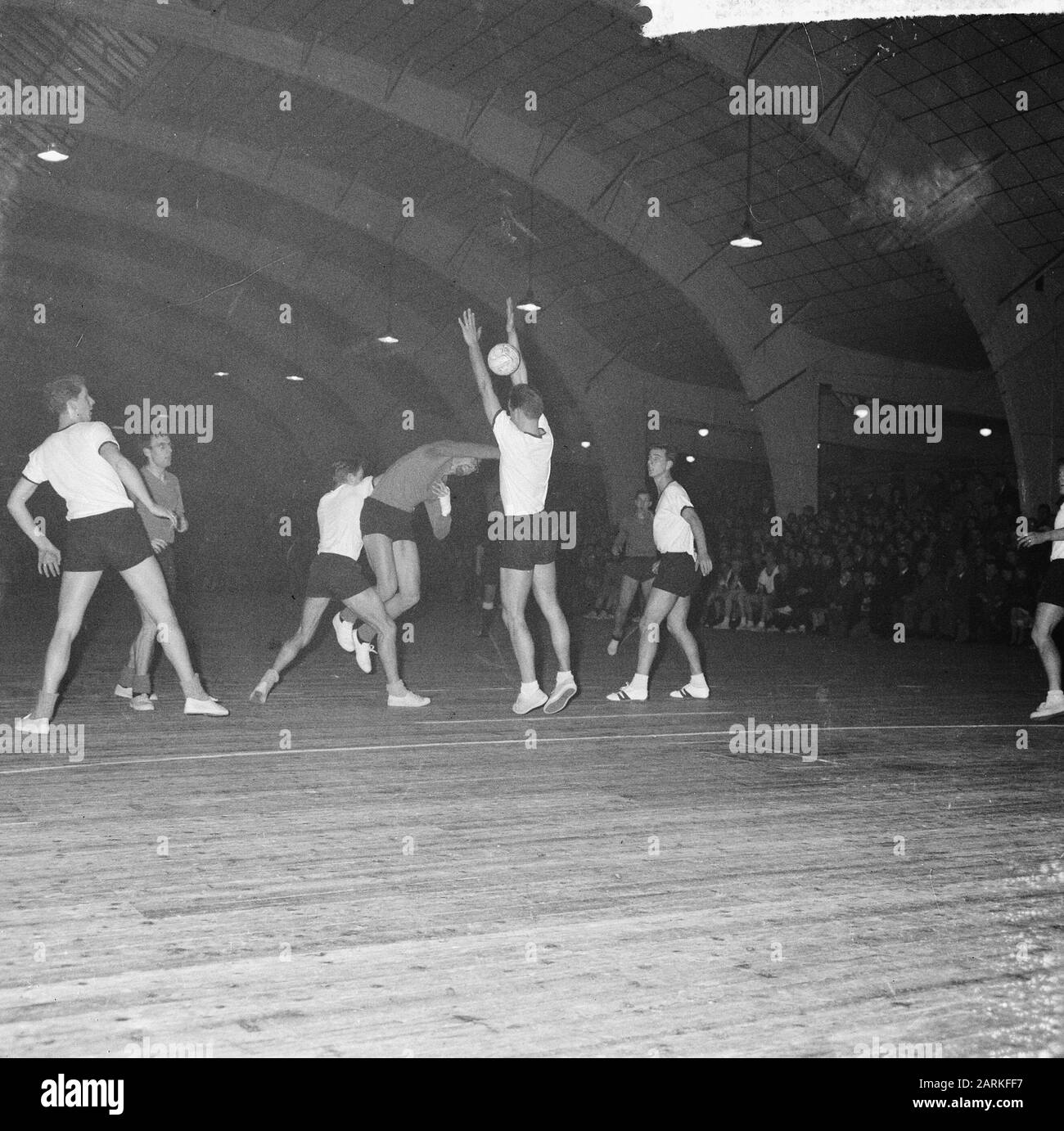 Zaalhandball Nitoc Contro Aalsmeer 17-12, Momento Del Gioco Data: 6 Dicembre 1964 Località: Aalsmeer, Noord-Holland Parole Chiave: Zaalhandball Nome Dell'Istituto: Nitoc Foto Stock