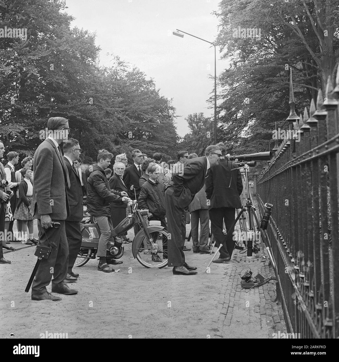 Occupato intorno al fidanzamento, folla di fronte al palazzo Soestdijk foglio guardato attraverso le lenti teleobiettivo dei fotografi Data: 27 giugno 1965 Parole Chiave: Fotographics, Fidanzamento Nome dell'istituzione: Palace Soestdijk Foto Stock
