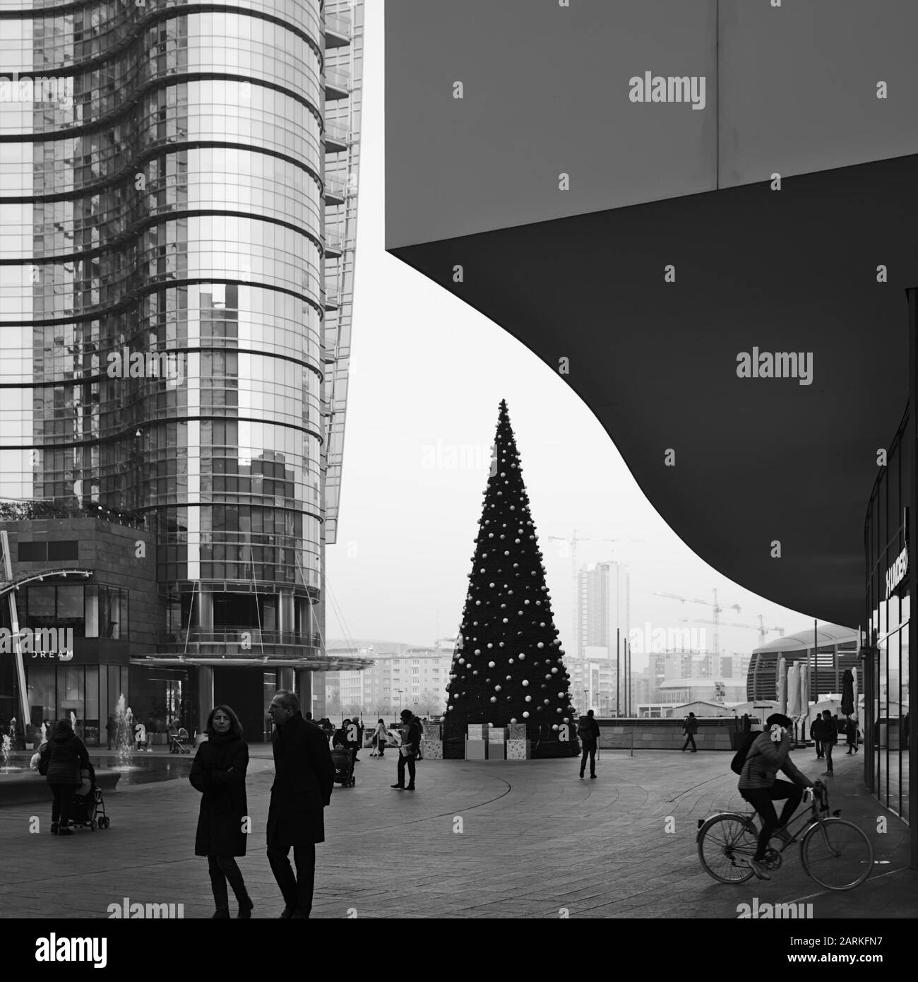 Albero di Natale e torre Unicredit in piazza Gae Aulenti, Milano, Italia Foto Stock