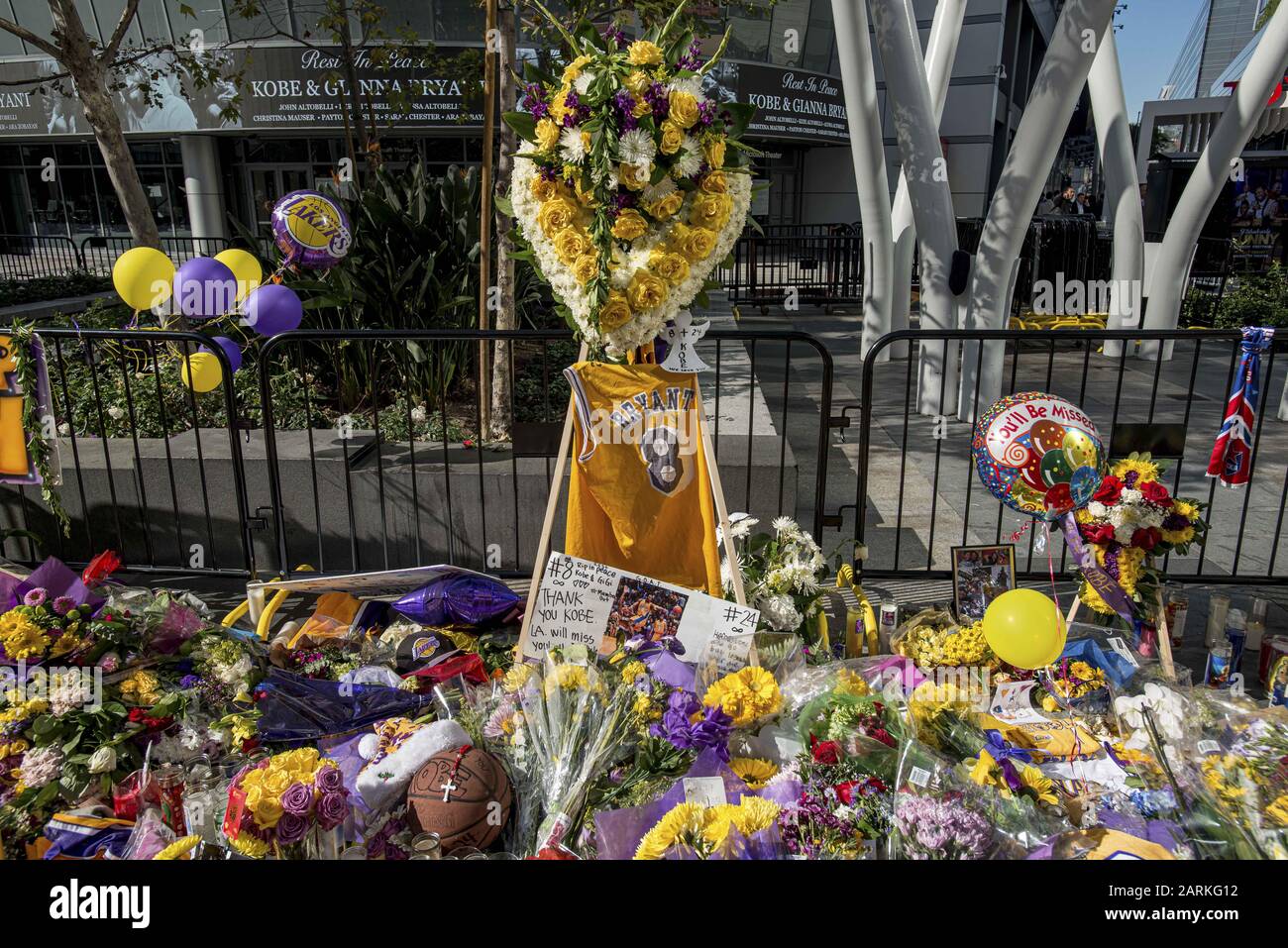 Los Angeles, California, Stati Uniti. 28th Gen 2020. I fan si riuniscono all'ex memoriale di Los Angeles Lakers KOBE BRYANT fuori dallo Staples Center di Los Angeles, California, martedì 28 gennaio. Bryant, sua figlia Gianna, e altri sette sono stati uccisi in un incidente in elicottero domenica 26 gennaio vicino Calabasas, California. Foto di Justin L. Stewart Credit: Justin L. Stewart/ZUMA Wire/Alamy Live News Foto Stock