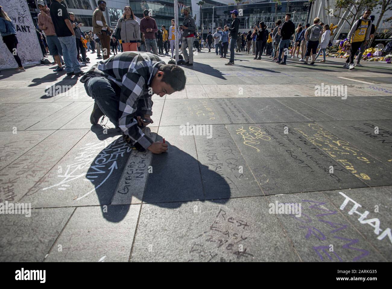 Los Angeles, California, Stati Uniti. 28th Gen 2020. Un uomo scrive un ricordo a terra all'ex memoriale di Los Angeles Lakers KOBE BRYANT fuori dallo Staples Center a Los Angeles, California, martedì 28 gennaio. Foto di Justin L. Stewart Credit: Justin L. Stewart/ZUMA Wire/Alamy Live News Foto Stock