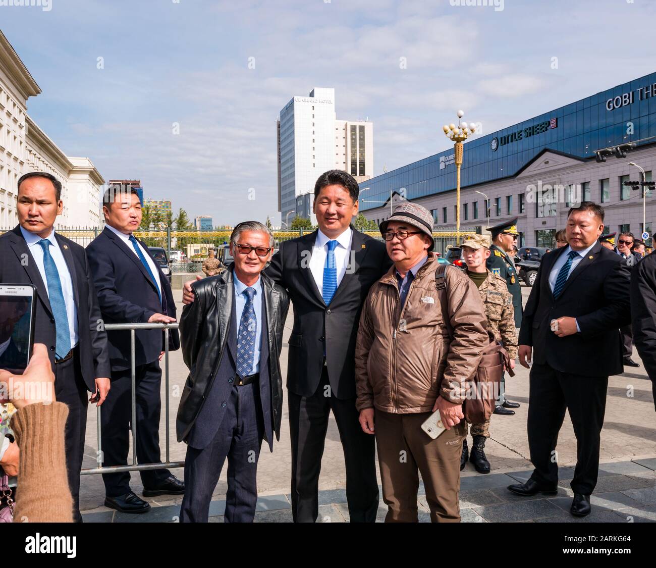 Primo Ministro della Mongolia, Ukhnaagiin Khurelsukh, in posa per foto con sostenitori, Sükhbaatar Square, Ulaanbaatar, Mongolia Foto Stock