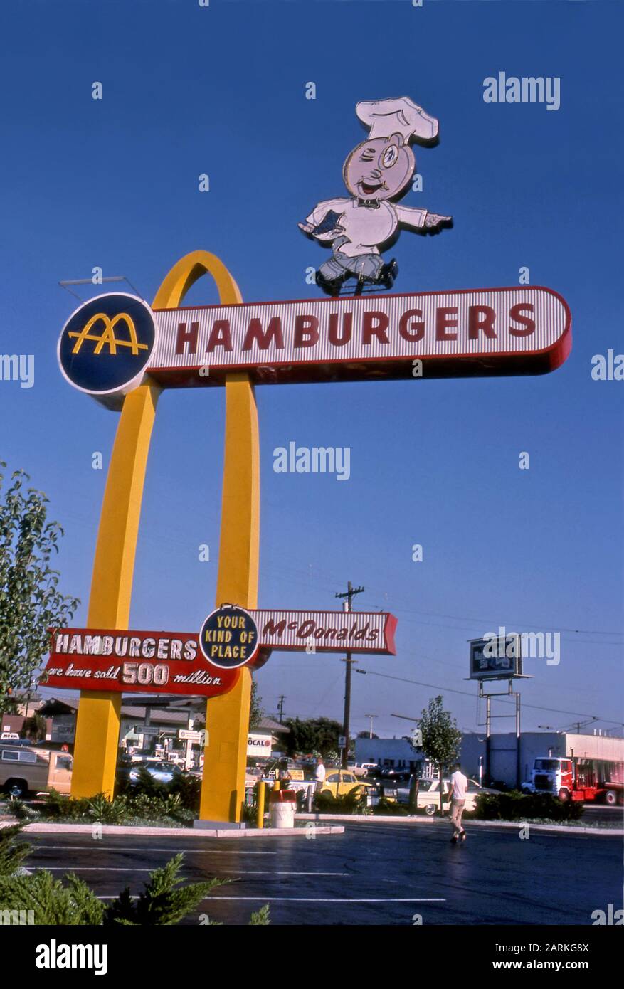 Segno che caratterizza il carattere di Speedee per lo stand originale di hamburger del McDonalds in Downey, CA Foto Stock