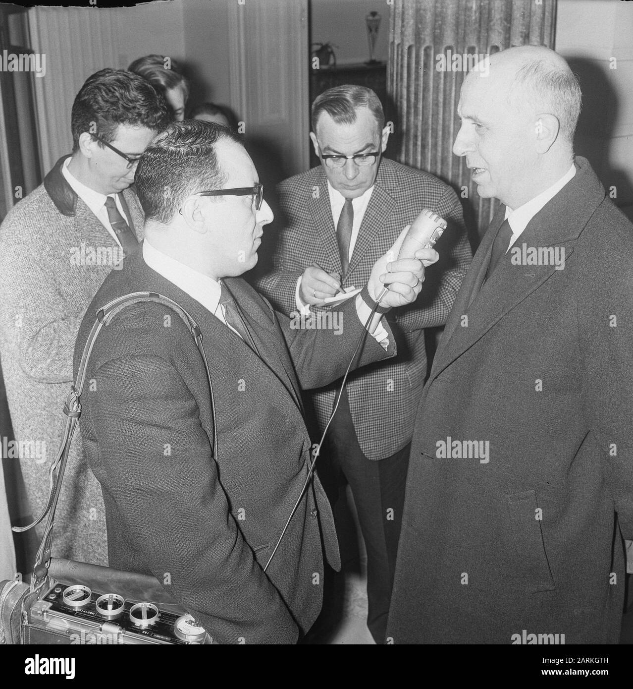 Il Gabinetto Belga, Ministro Harmel, È In Piedi Stampa Data: 11 Febbraio 1966 Parole Chiave: Armadietti Foto Stock