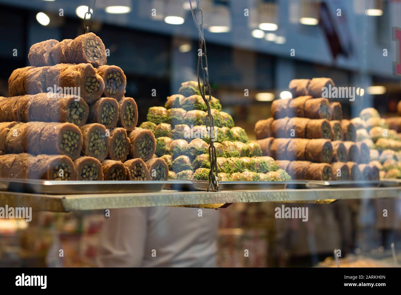 Tradizionale baklava fresca con noci di pistacchio, mostra negozio piramide. Foto Stock