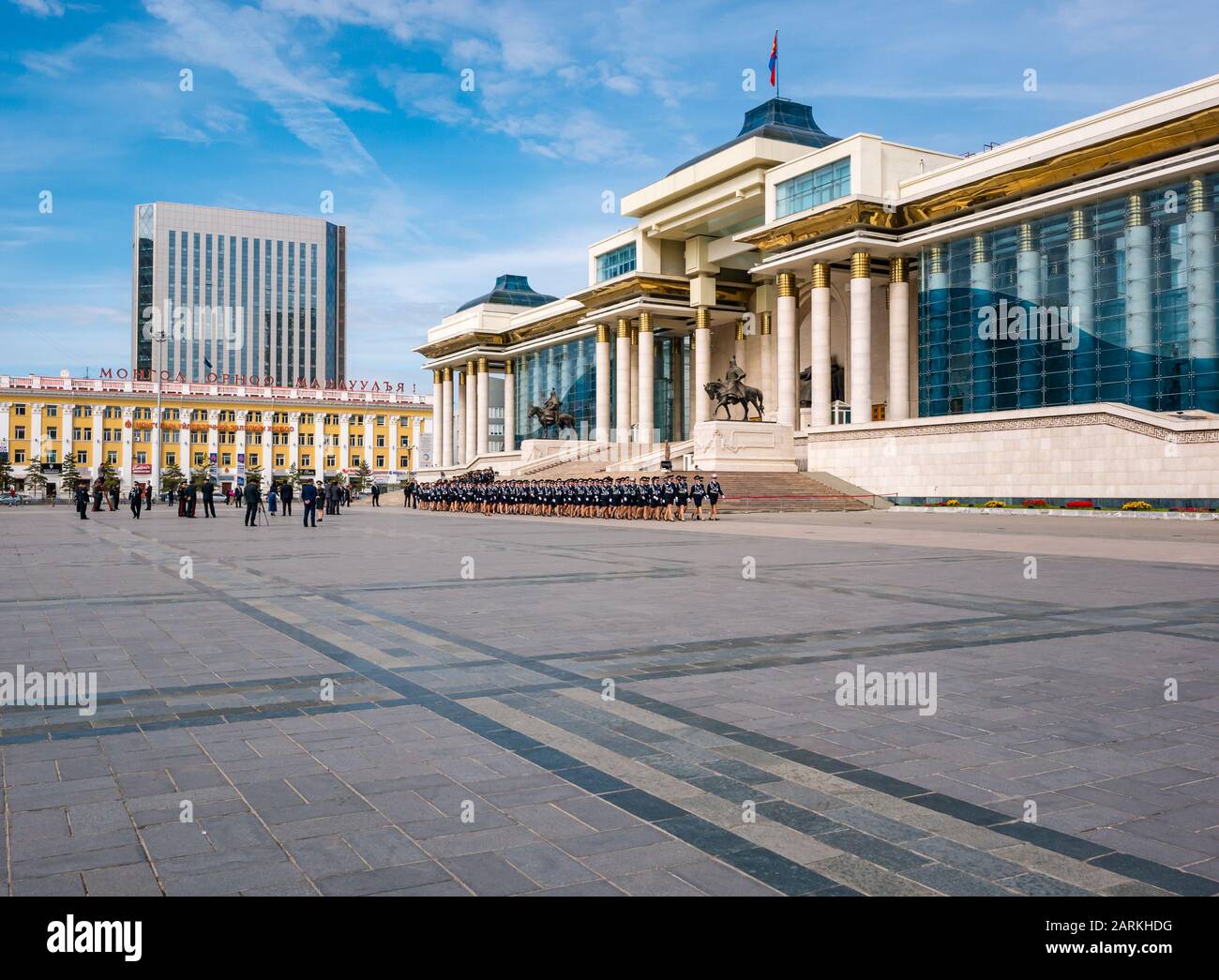 Donne poliziotti che marciano corteo cerimoniale al Palazzo del Governo, Piazza Sükhbaatar, Ulaanbaatar, Mongolia Foto Stock
