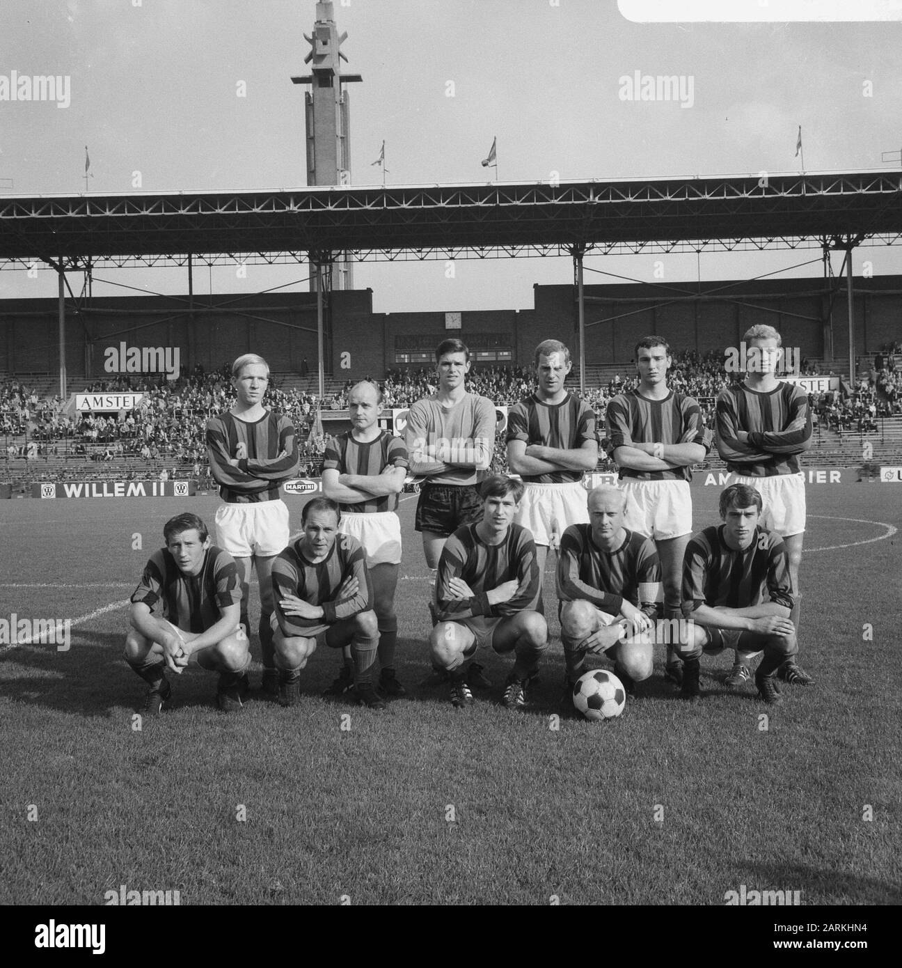 Partita di calcio DWS - Elinkwijk ad Amsterdam: 6-2 Team di DWS. Jan Van De Jan Van De Zande, Jos Vonhoff, Jan Jongbloed, Anderé Pijlman, Theo Cornwall, Pieter Van Ingen, Frans Geurtsen, Pieter Boogaard, Pim Waayenberg, Piet Kruiver E Rob Rensenbrink Data: 16 Ottobre 1966 Luogo: Amsterdam, Noord-Holland Parole Chiave: Sport, Calcio Pieter, Cornovaglia, Theo, Geurtsen, Francese, Ingen, Pieter Van, Jongbloed, Jan, Kruiver, Piet, Pijlman, André, Rensenbrink, Rob, Vonhoff, Jos, Waayenberg, Pim, Zande, Jan Van De Foto Stock