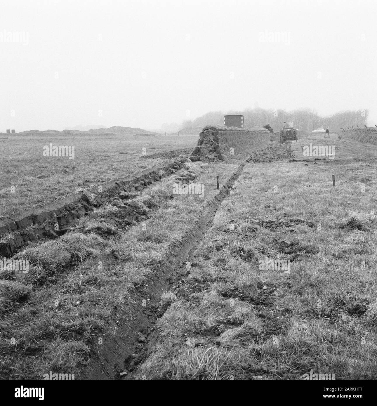 Preso dalla strada provinciale almelo-vriezenveen Data: Aprile 1962 Località: Noord-Holland, Texel Parole Chiave: Rasatura, livellamento, lavorazione, estrazione, terreni minerari, muri da giardino, opere Foto Stock