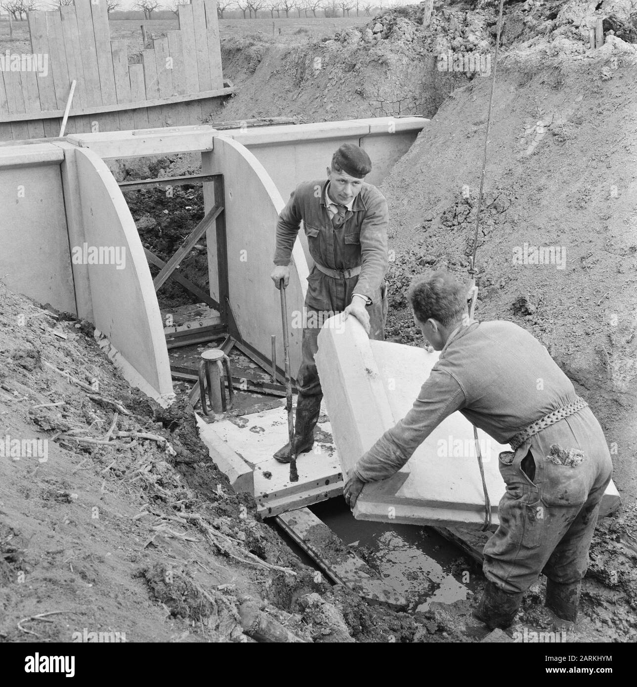 Polder e bemaling, coppie offerente, lavoratori, discariche Data: Aprile 1958 luogo: Gelderland, Tiel Parole Chiave: Lavoratori, polder e stampi a morsetto, discariche Foto Stock Polder e bemaling, coppie offerente, lavoratori, discariche Data: Aprile 1958 luogo: Gelderland, Tiel Parole Chiave: Lavoratori, polder e stampi a morsetto, discariche Foto Stock